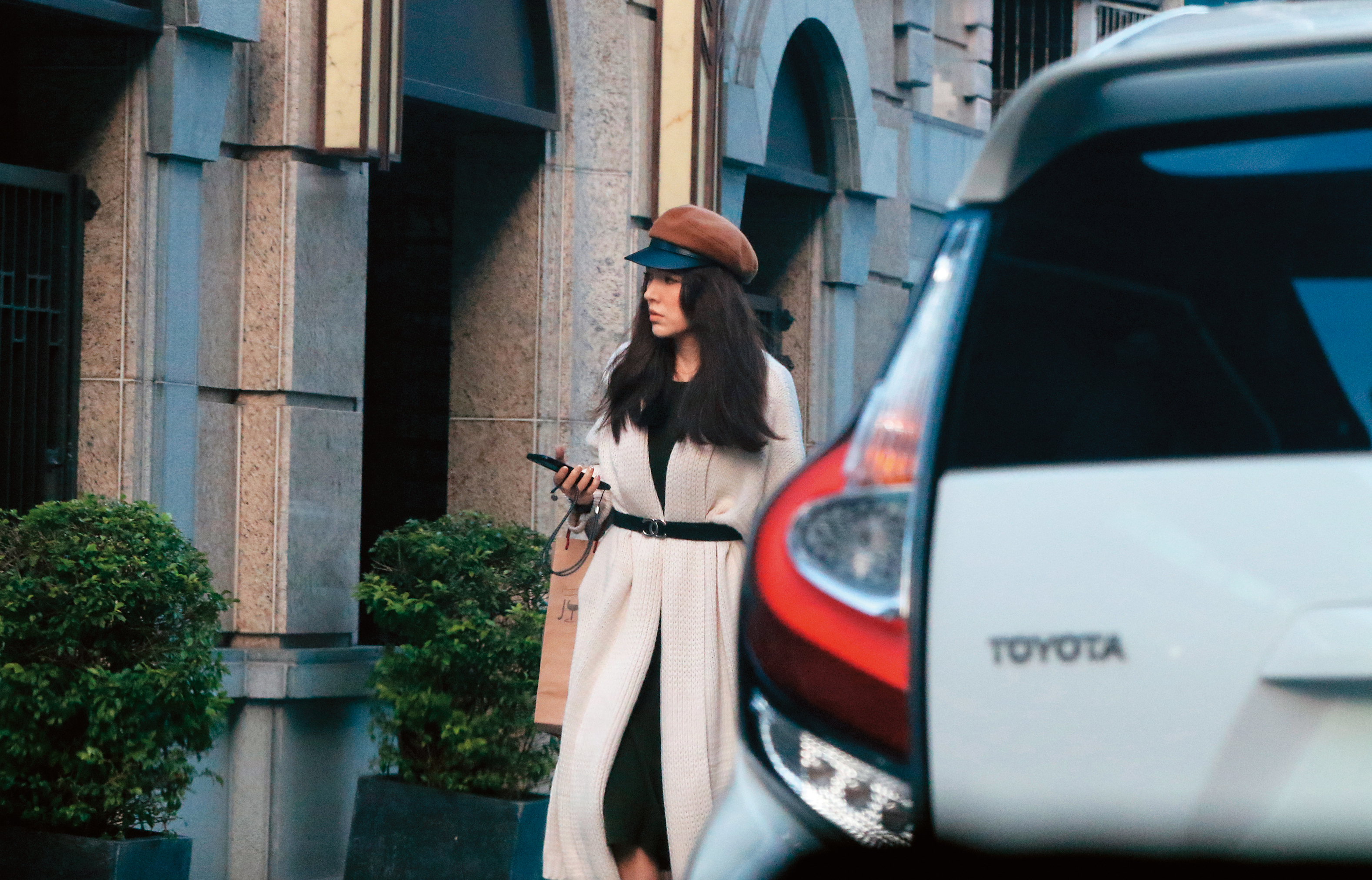 12/11 15：38，本刊目擊年早已結婚的許瑋甯，已搬入距離她舊家不遠、要價5,500萬元的中正區新宅。