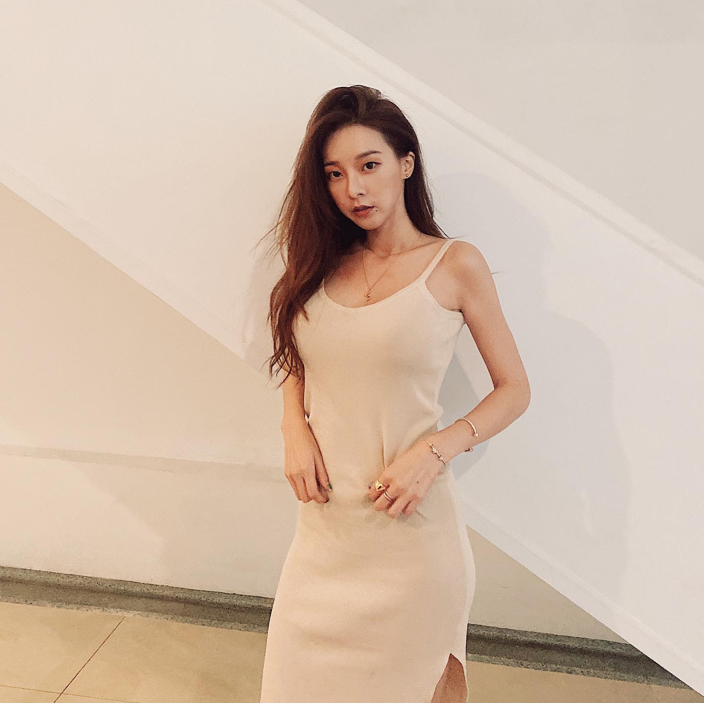奎丁大膽模仿AV女優拍片姿勢，火速登上熱門。（翻攝自奎丁臉書）