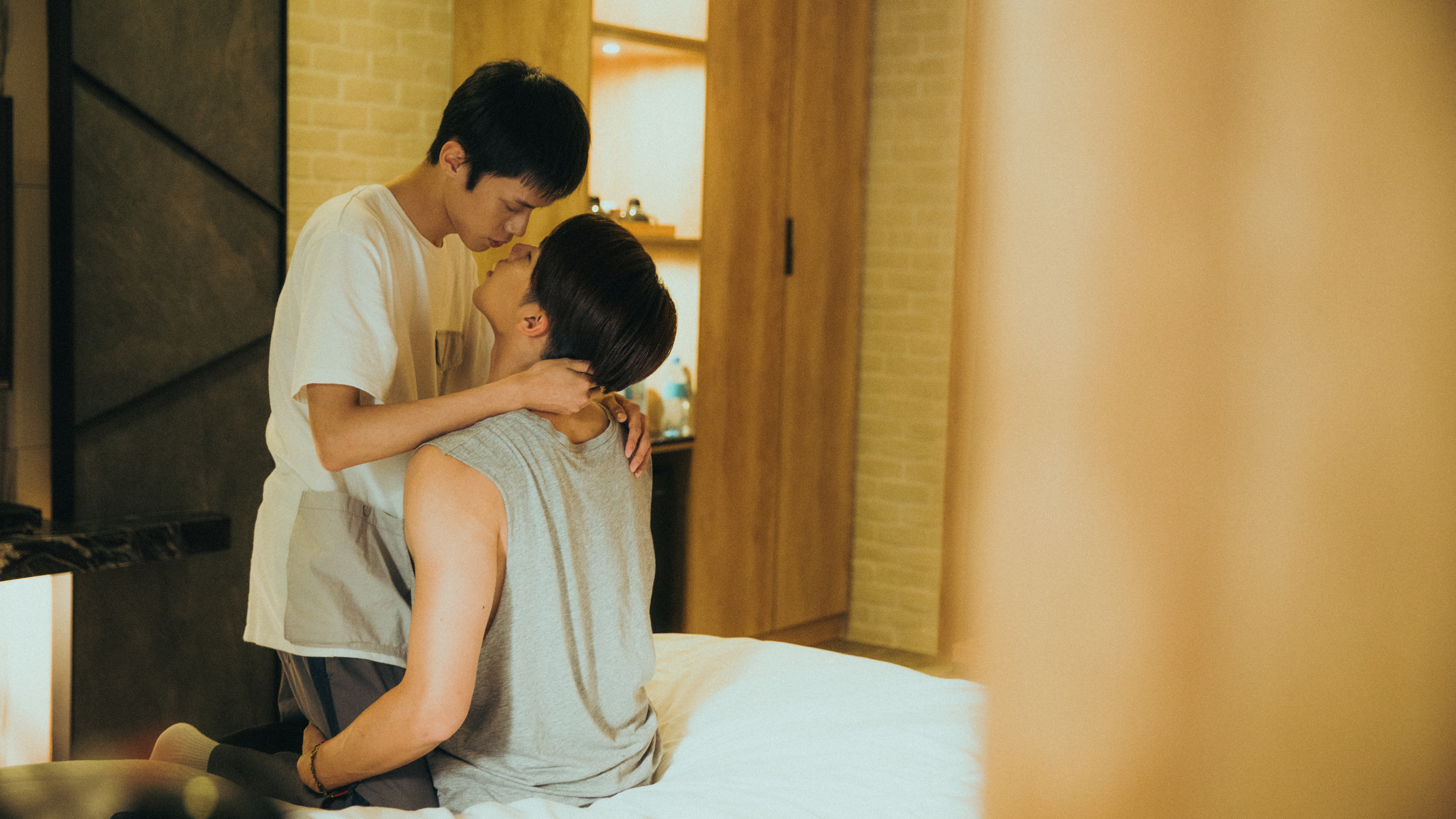 宋緯恩（下）與黃雋智的吻戲，被導演嫌不夠熱情主動。（LINE TV提供）