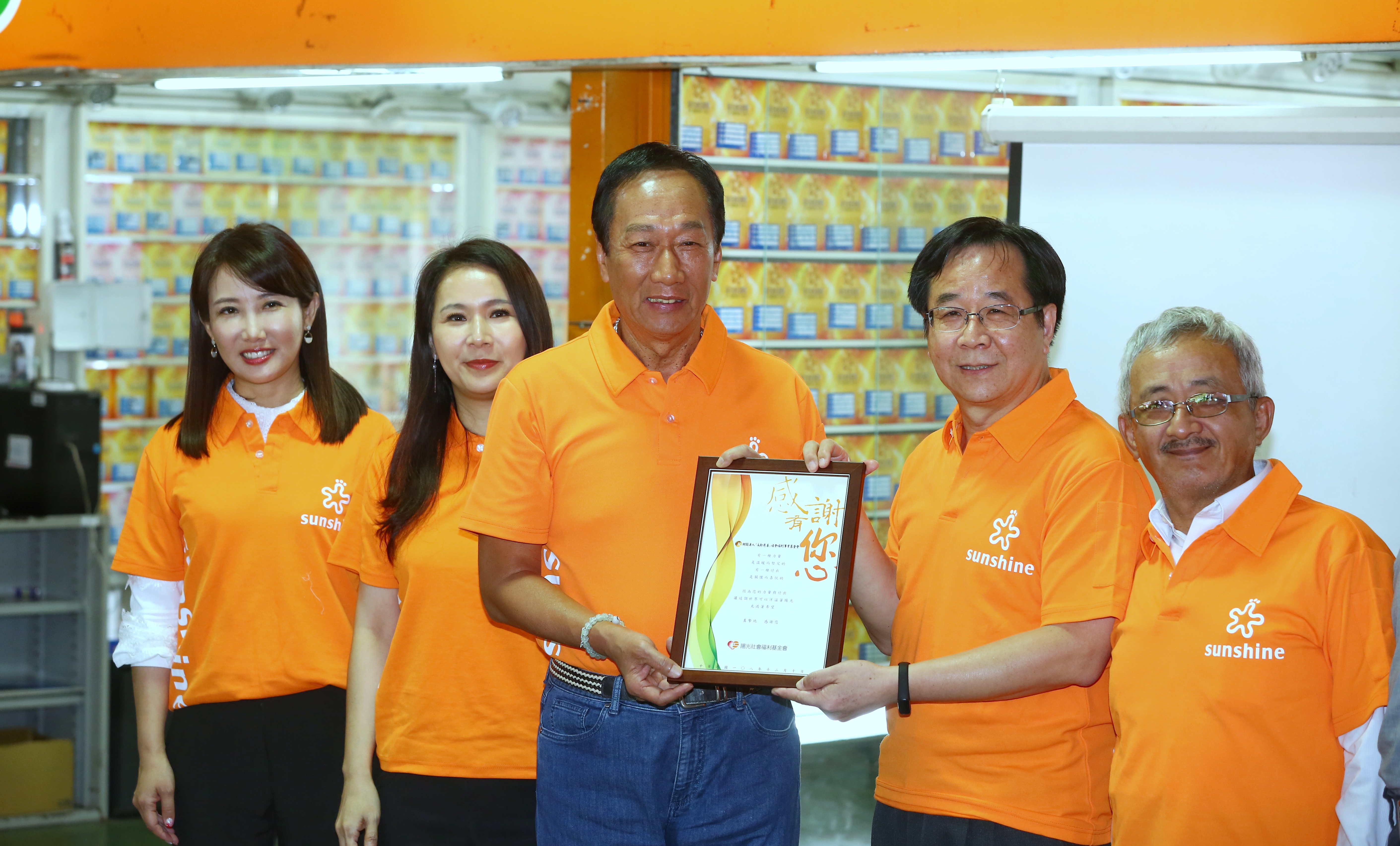 面對外界好奇是否會重返國民黨或參選黨主席，郭台銘（中）出席活動時表示，「這個問題等明年1月11日以後再問。」