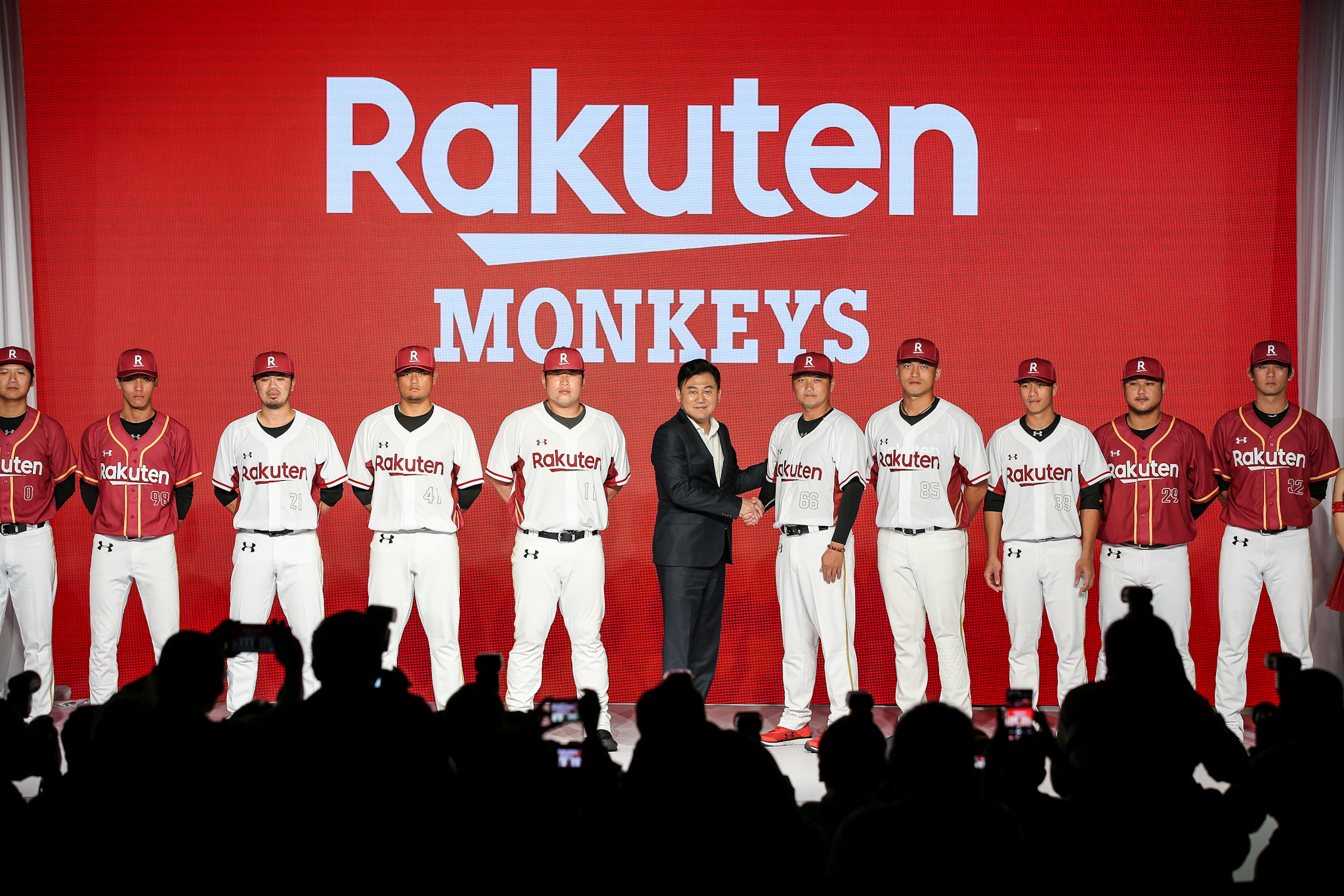 樂天執行長三木谷浩史（西裝者）和新任總教練曾豪駒（右5）。