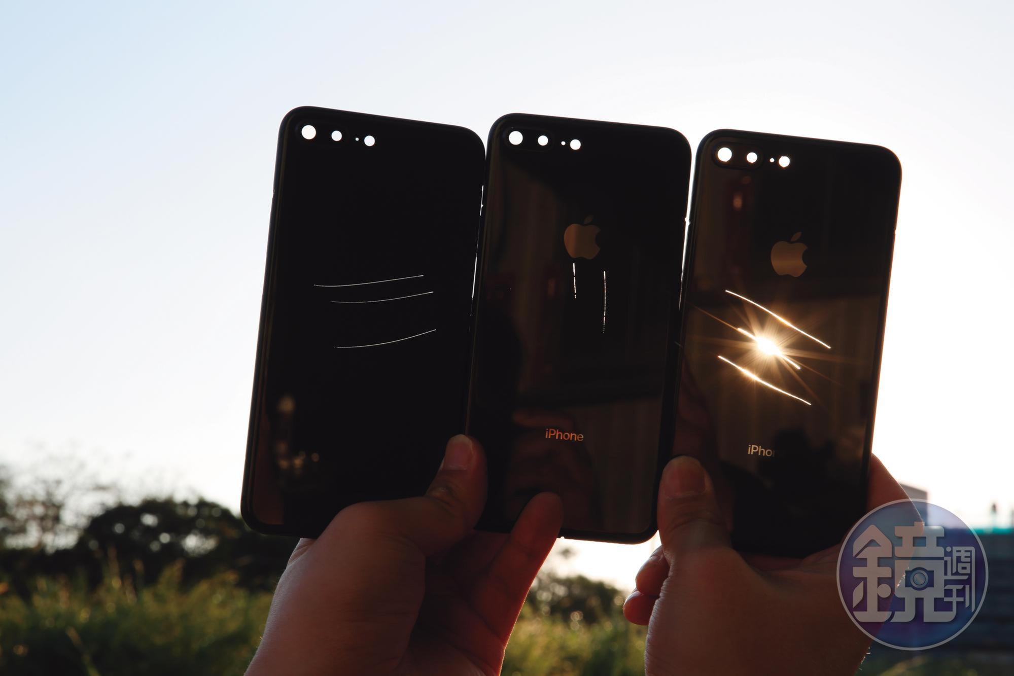 X先生出示iPhone背板上的傷痕,並指出這些傷痕都是人為造成的,如此才能將背板以不良品名義買下。