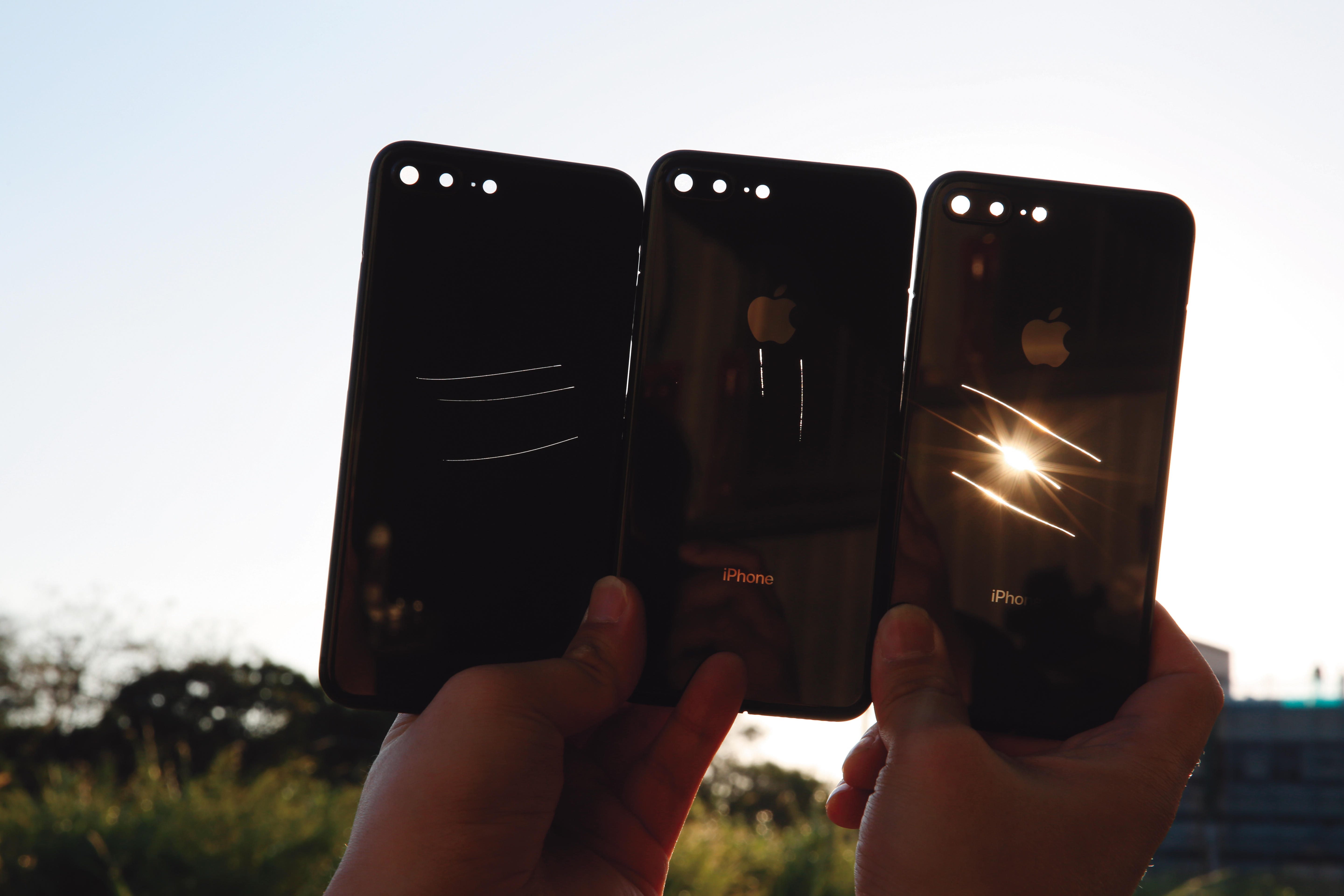 Ｘ先生出示iPhone背板上的傷痕，並指出這些傷痕都是人為造成的，如此才能將背板以不良品名義買下。