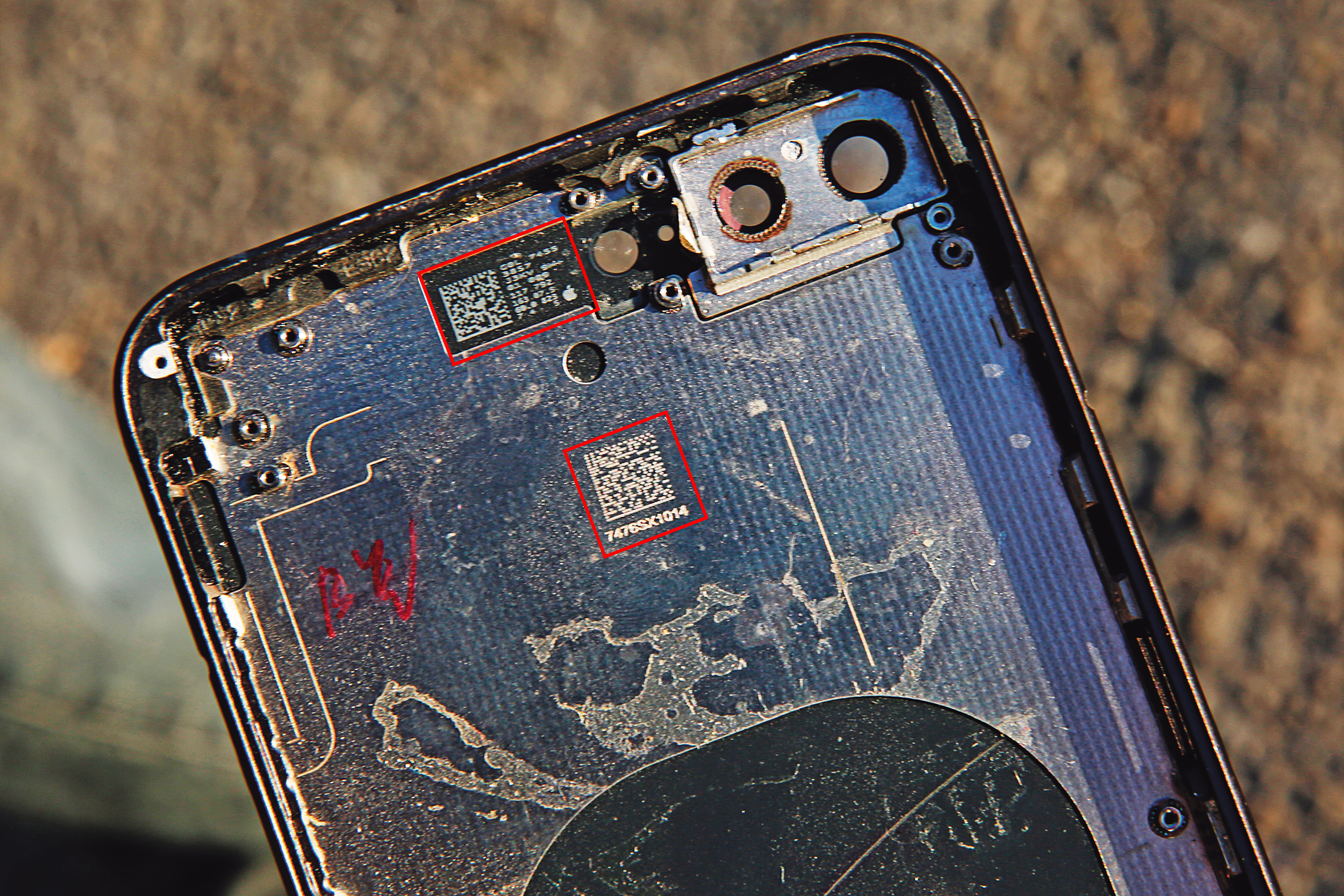 iPhone每項零組件上，都會印上一組專屬二維碼（紅框處）。