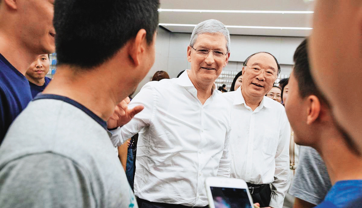 蘋果執行長庫克曾參觀富士康鄭州廠，還在推特盛讚鄭州廠是重要夥伴。（翻攝庫克推特）