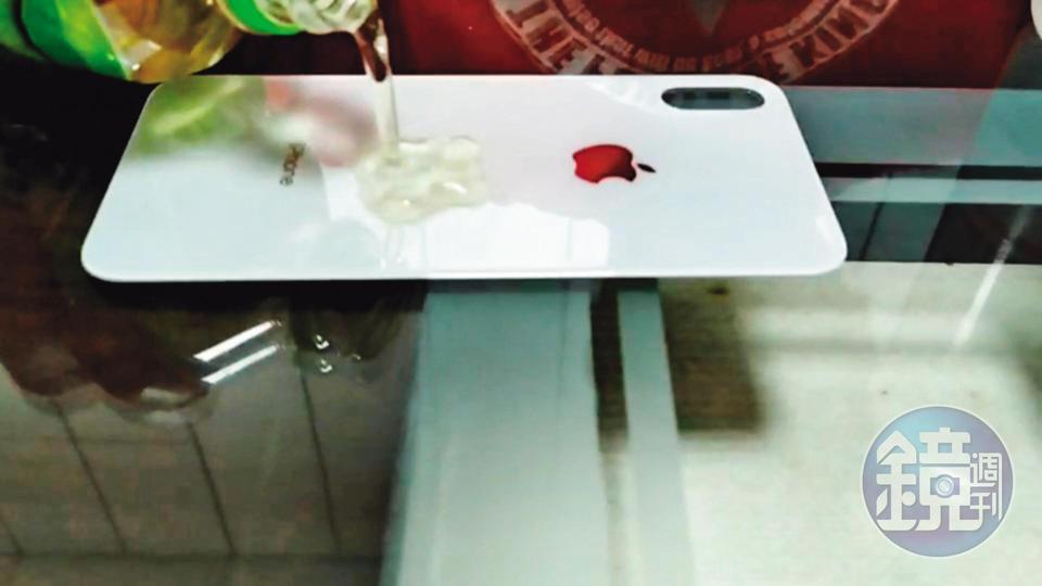 iPhone原廠背蓋的排水性很強,若將酒精倒在背板上,會成為水珠狀。(讀者提供)