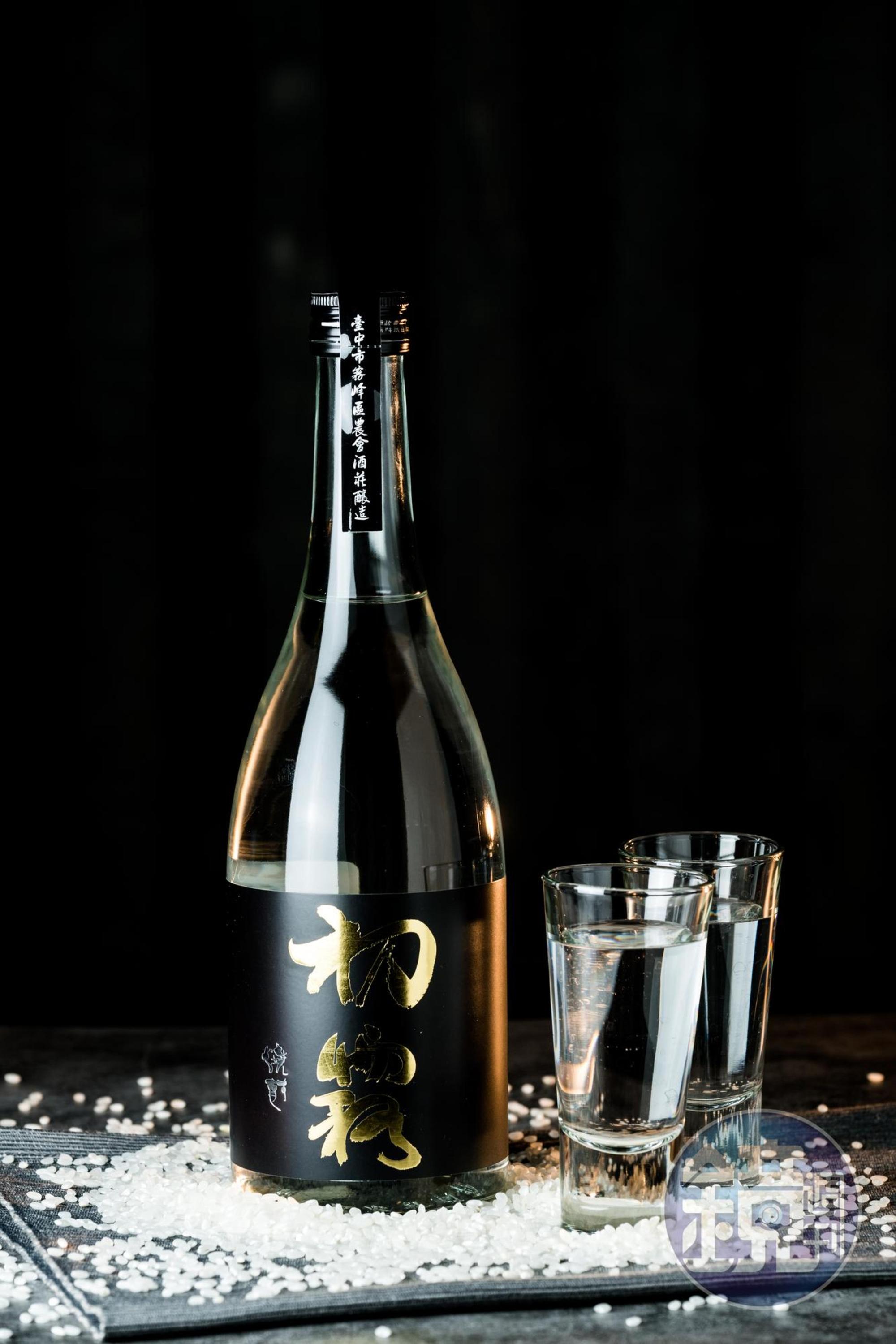 「初霧 燒酎」酒精度達38%,酒體醇厚。(590元/瓶)