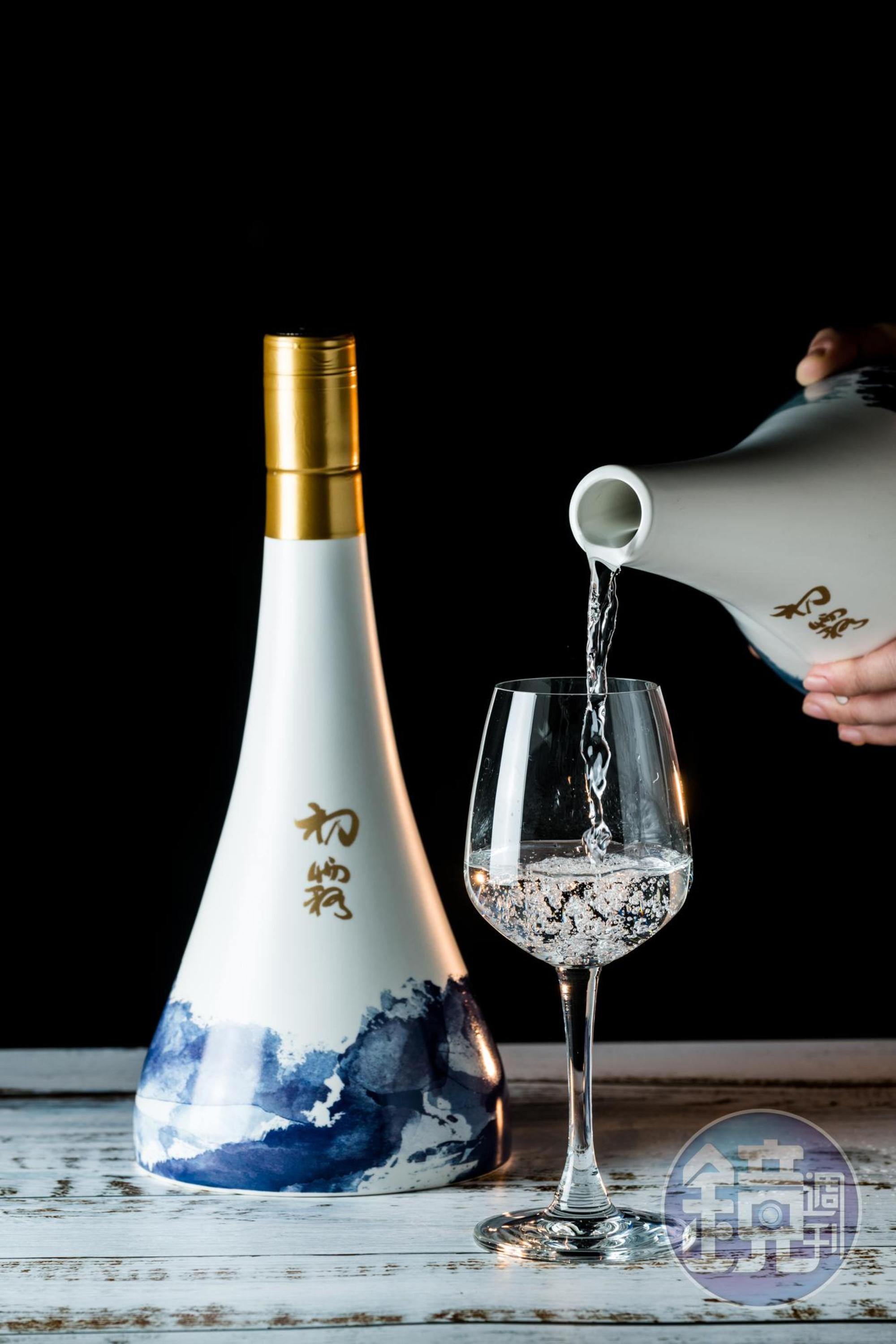 「初霧 頂級精釀」熟成5年,描繪台灣山巒土地的酒器,氣質高雅。(3,600元/瓶)