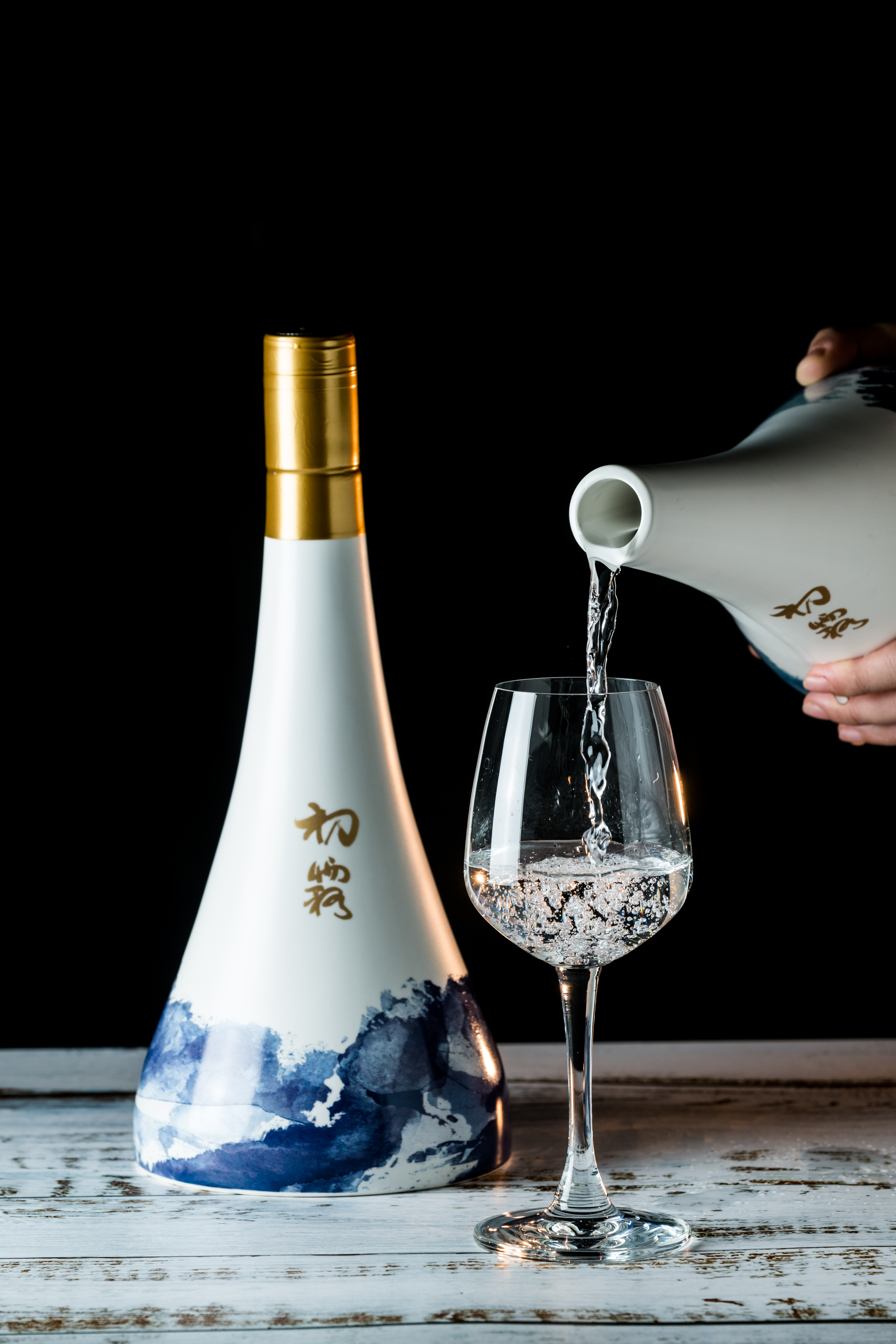 「初霧 頂級精釀」熟成5年，描繪台灣山巒土地的酒器，氣質高雅。（3,600元／瓶）