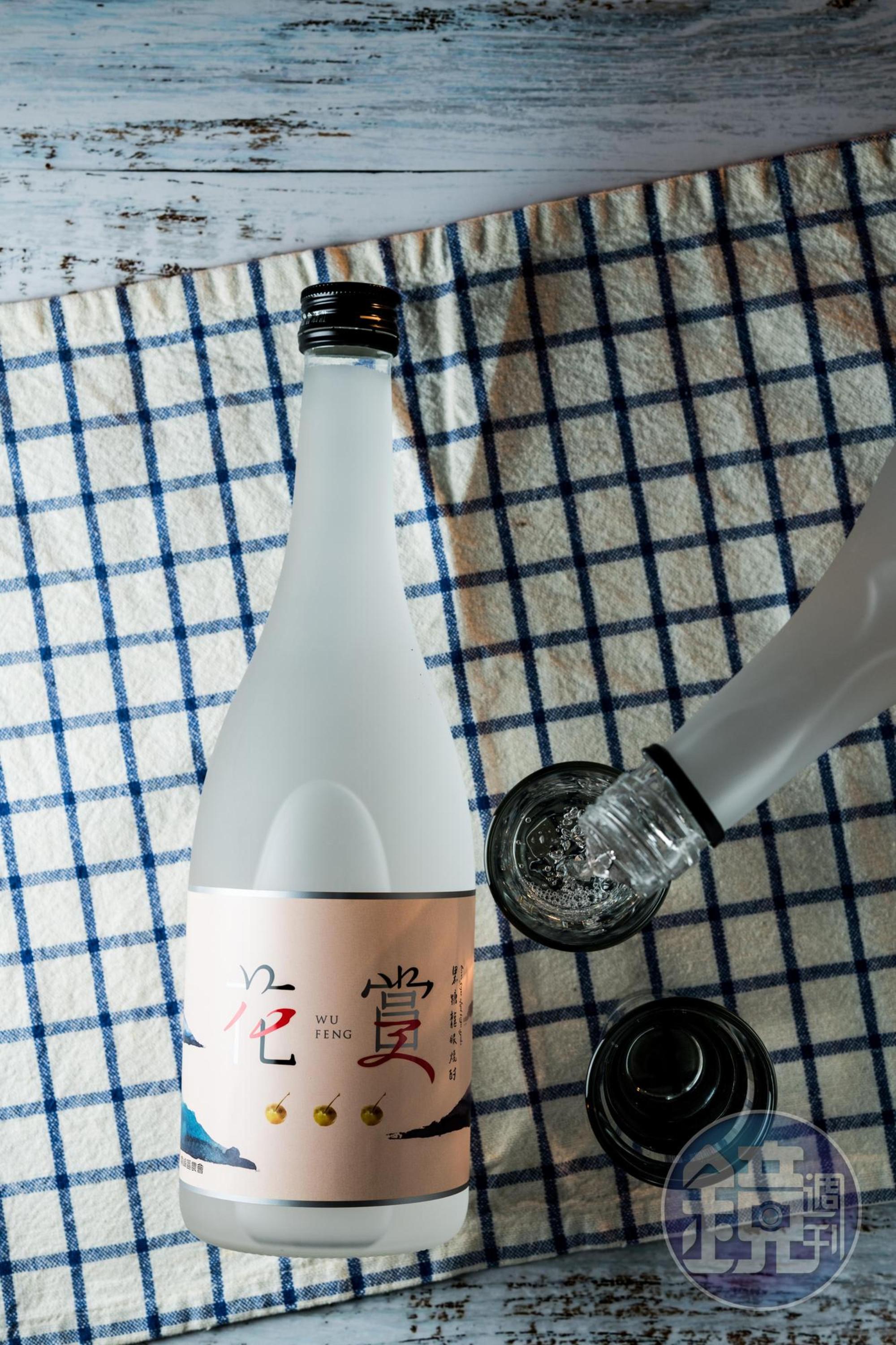 「黑糖龍眼燒酎」在去年花博裝瓶推出,龍眼幽微香氣在嘴裡化開。(1,500元/瓶)