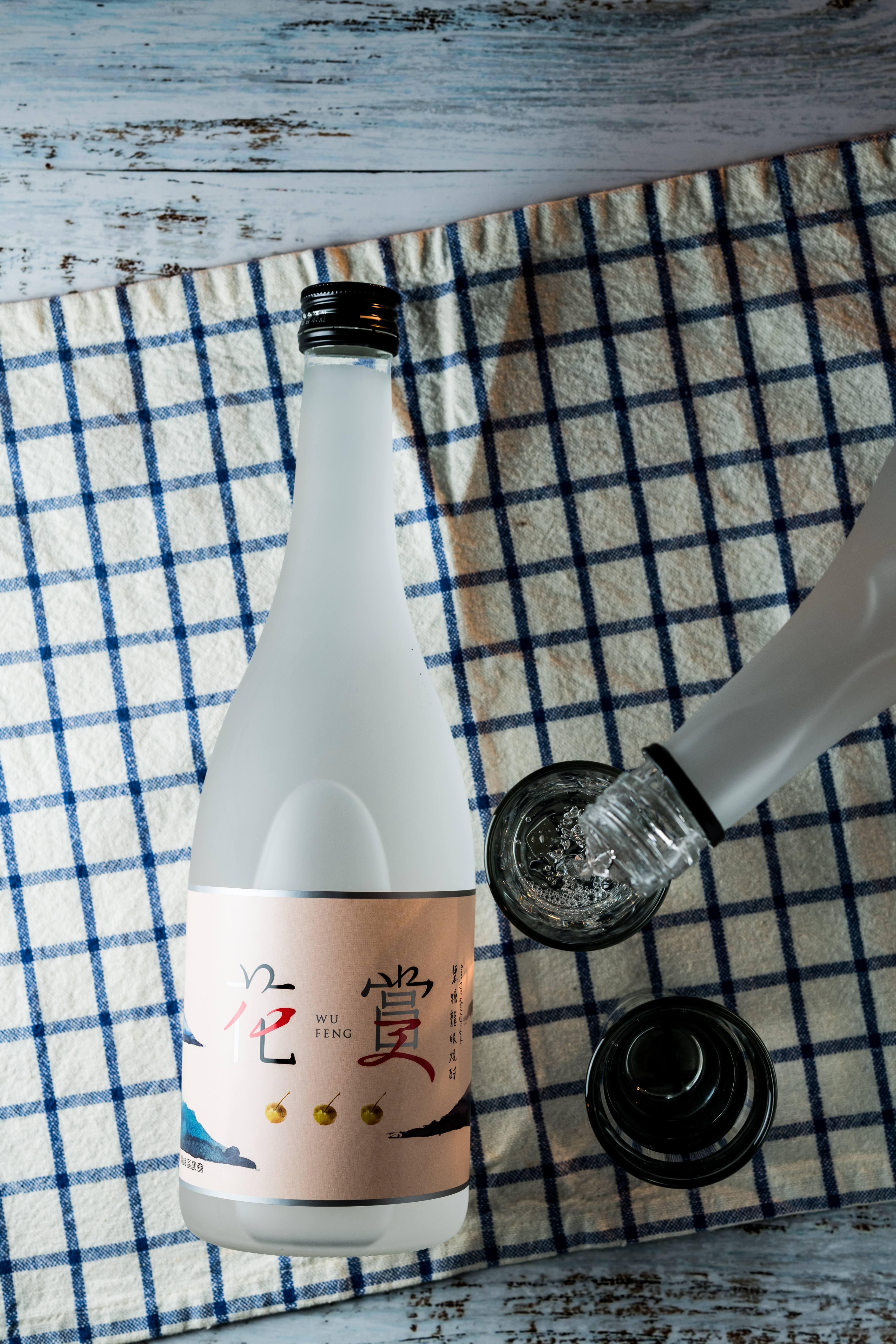 「黑糖龍眼燒酎」在去年花博裝瓶推出，龍眼幽微香氣在嘴裡化開。（1,500元／瓶）