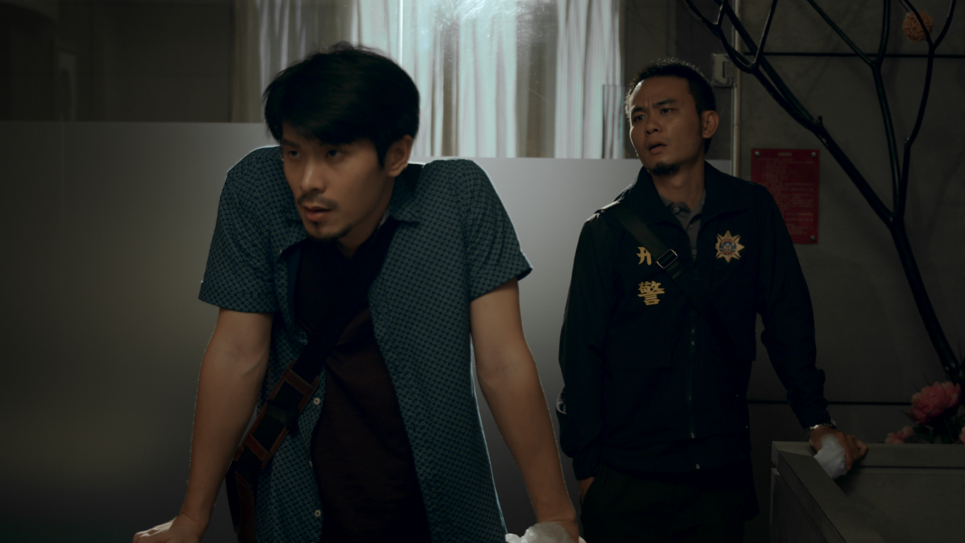 姚淳耀（左）在寫實劇《鏡子森林》中飾演社會線記者，游走三教九流間，與飾演刑事組長的楊大正（右）有許多對手戲。（民視提供）