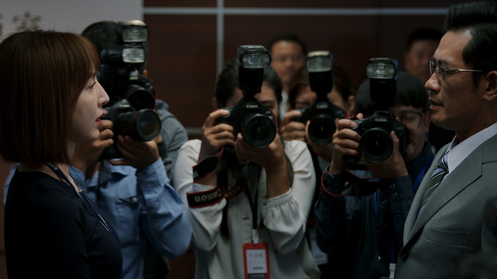 《鏡子森林》原名《文化流氓》，不少內容是出身記者的編劇鄭心媚所見所聞。左為楊瑾華、右為柯叔元。（民視提供）