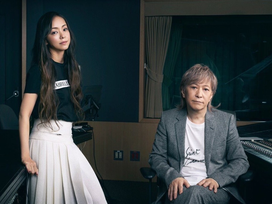 安室奈美惠（左）在小室哲哉（右）打造下奠定「平成歌姬」地位。（翻攝自小室哲哉推特）