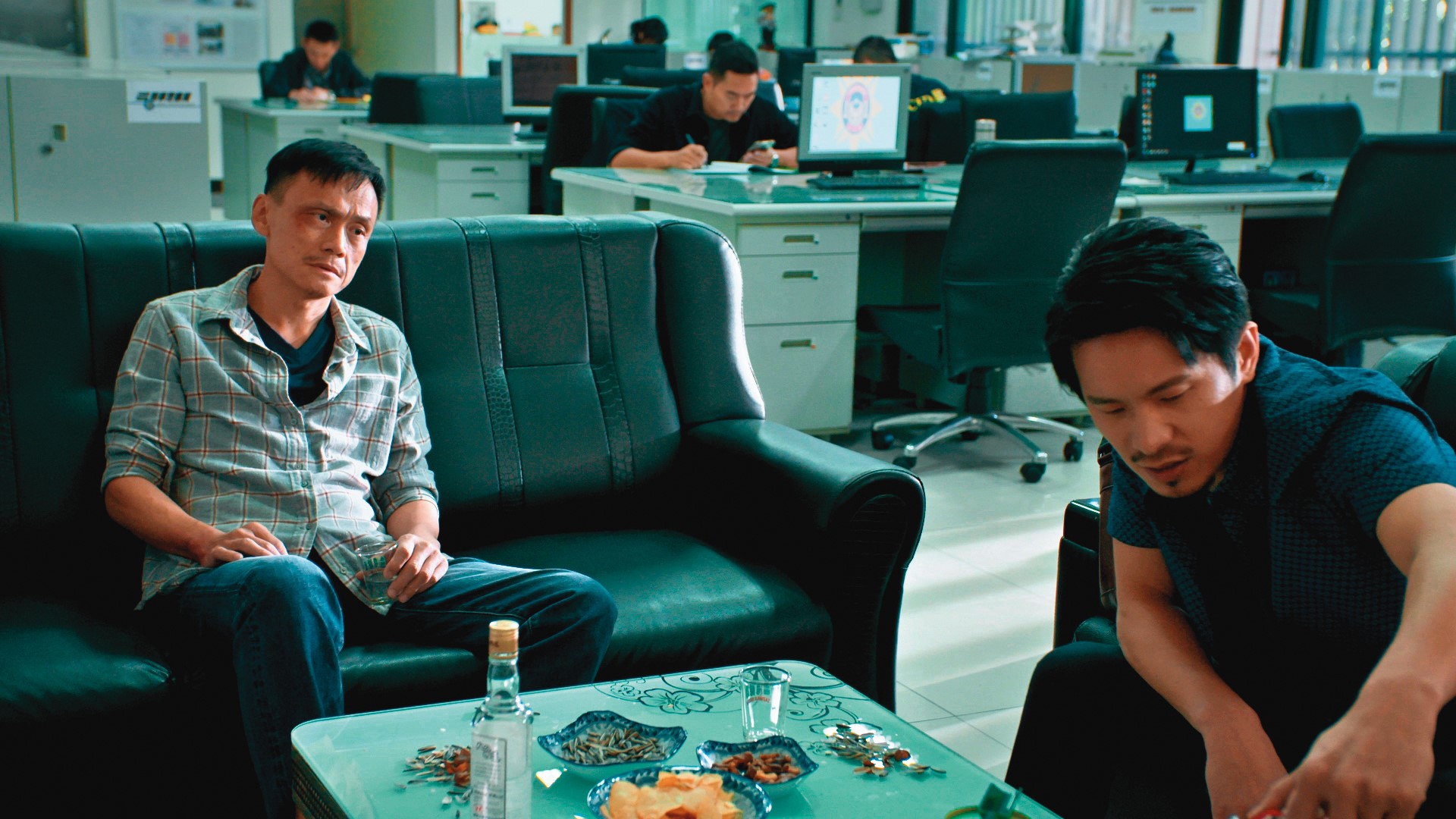 金馬影帝陳以文（左）在《鏡子森林》中飾演資深社會記者，常以過來人經驗告戒後輩姚淳耀（右），角色充滿寓意。（民視提供）