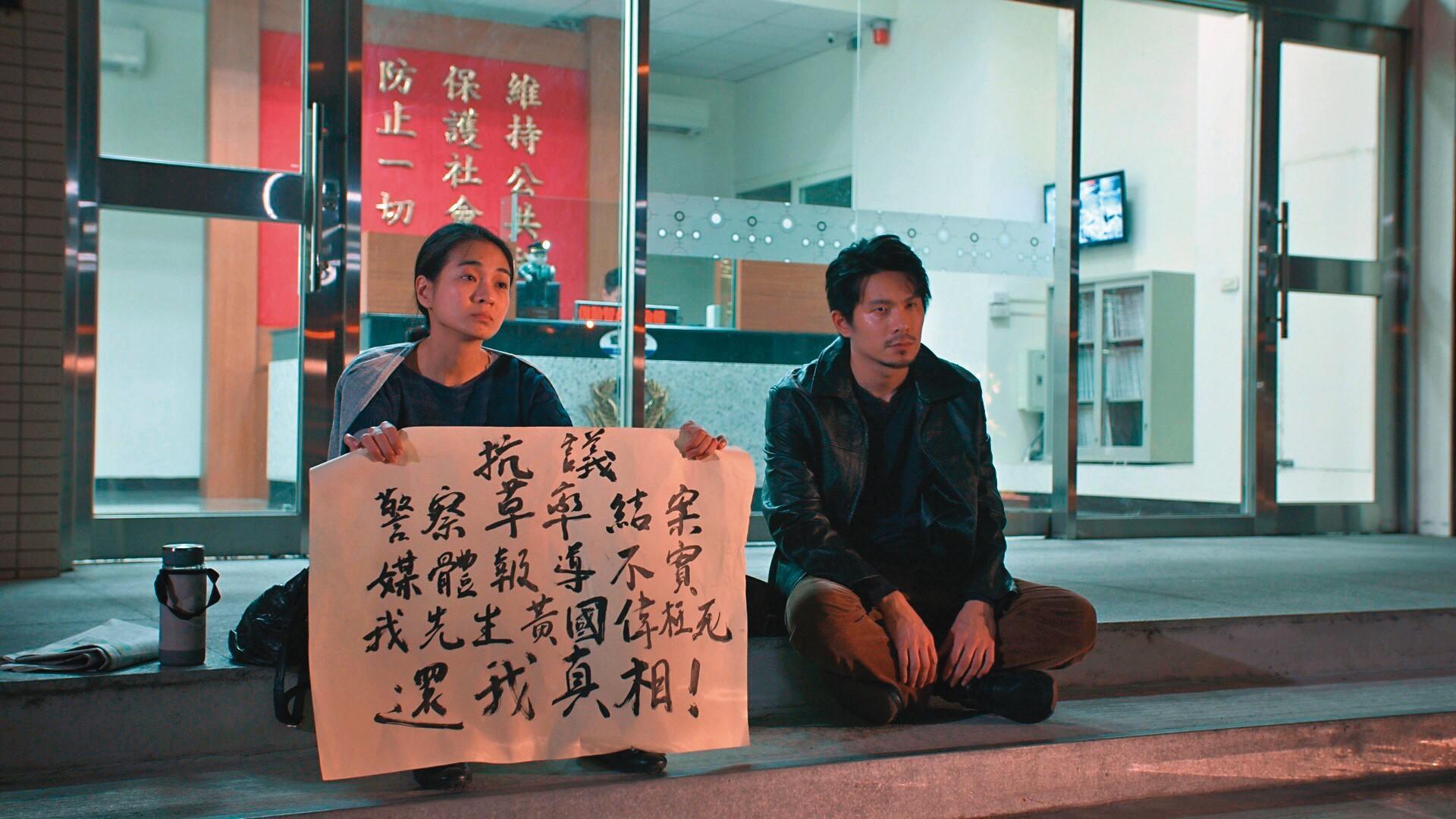 姚淳耀（右）在劇中徘徊在道德與現實的邊界，與入圍金馬獎新導演的陳雪甄（左）有多場對手戲。（民視提供）