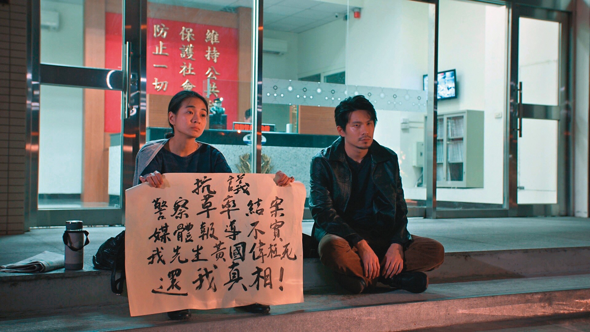 姚淳耀（右）在劇中徘徊在道德與現實的邊界，與入圍金馬獎新導演的陳雪甄（左）有多場對手戲。（民視提供）