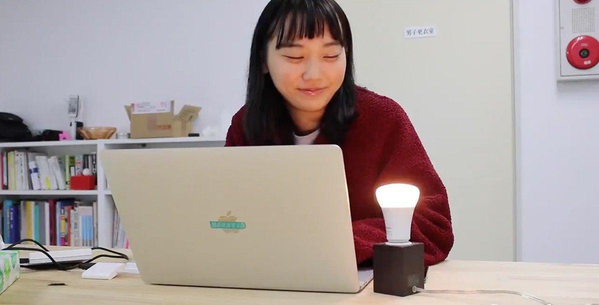 Youtuber兼發明家的藤原麻里菜經常推出標榜「無用」的發明,此次為耶誕節推出的發明更引起網友廣泛的討論。(翻攝藤原麻里菜Togetter)