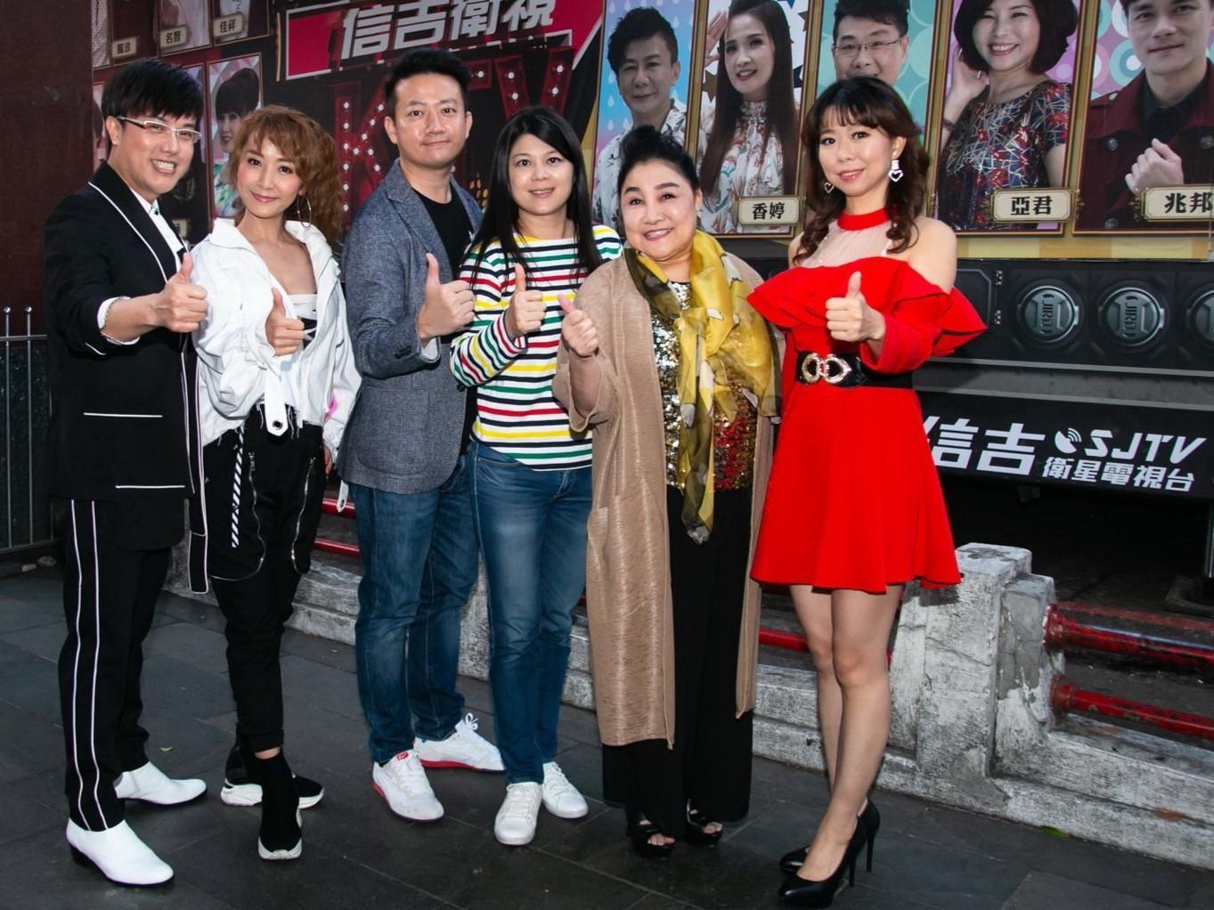 陳盈潔（右二）力挺好友，抱病參加節目錄影。（信吉衛視提供）