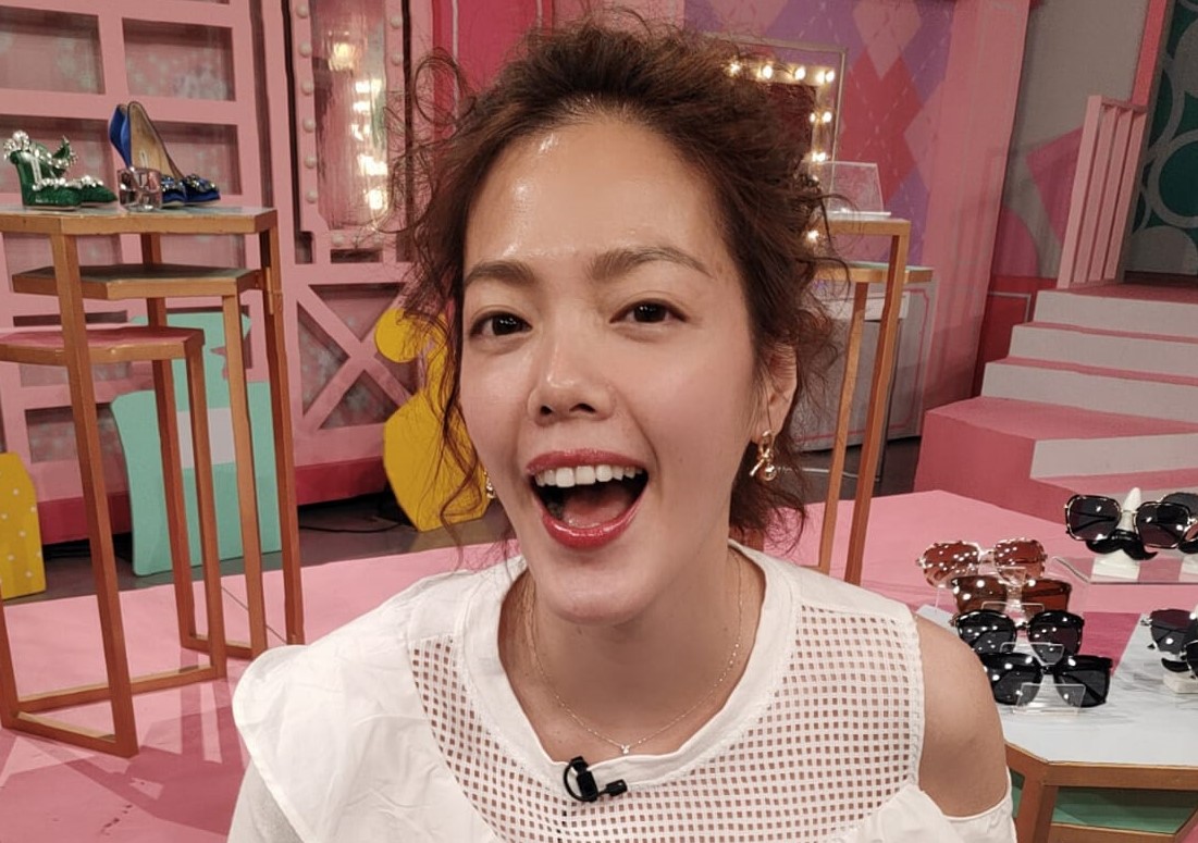 翊萱咬崩左邊門牙,變成長短齒。(艾迪昇傳播提供)