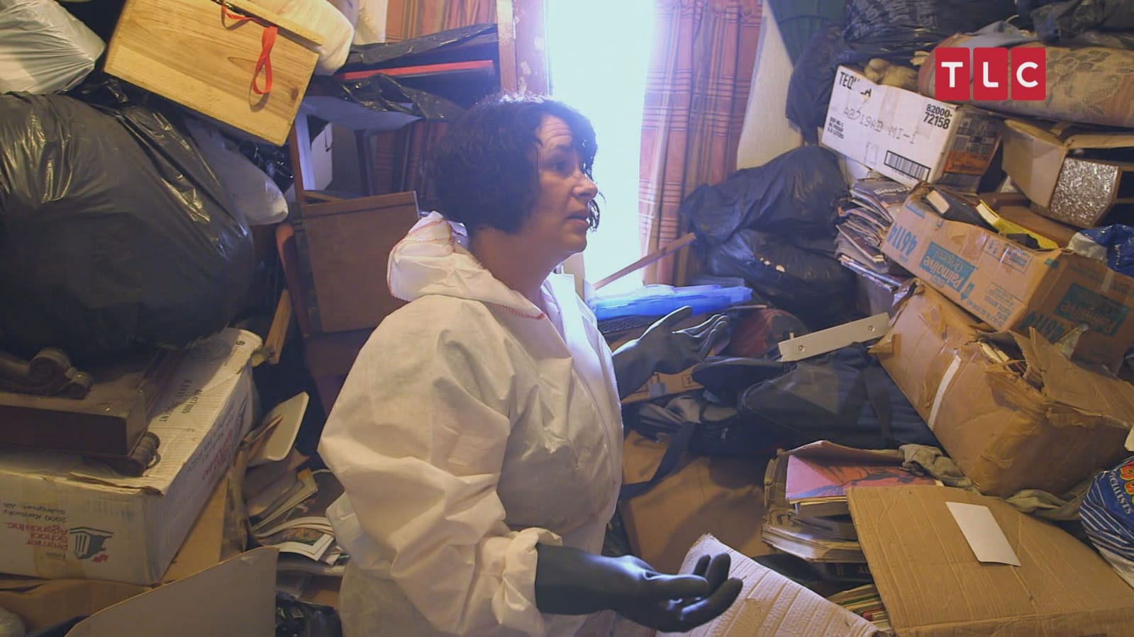 身陷囤積症屋主的清潔專家，正在想辦法把所有雜物清理乾淨。（TLC旅遊生活頻道提供）