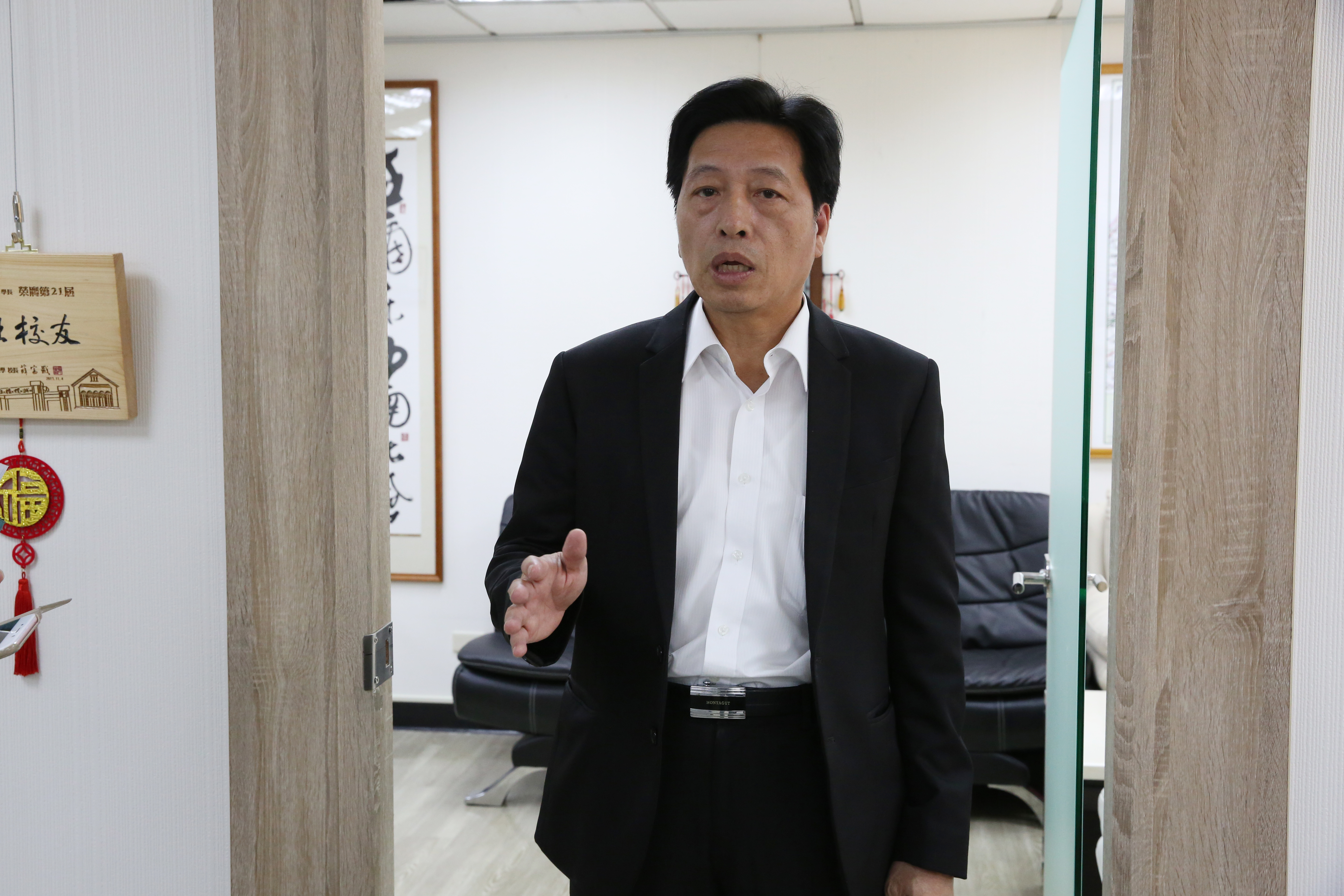 立委鄭寶清說，他是監督遠航最嚴格的民代，不但提案修法加重停飛罰金，還連帶要處罰公司董監事。