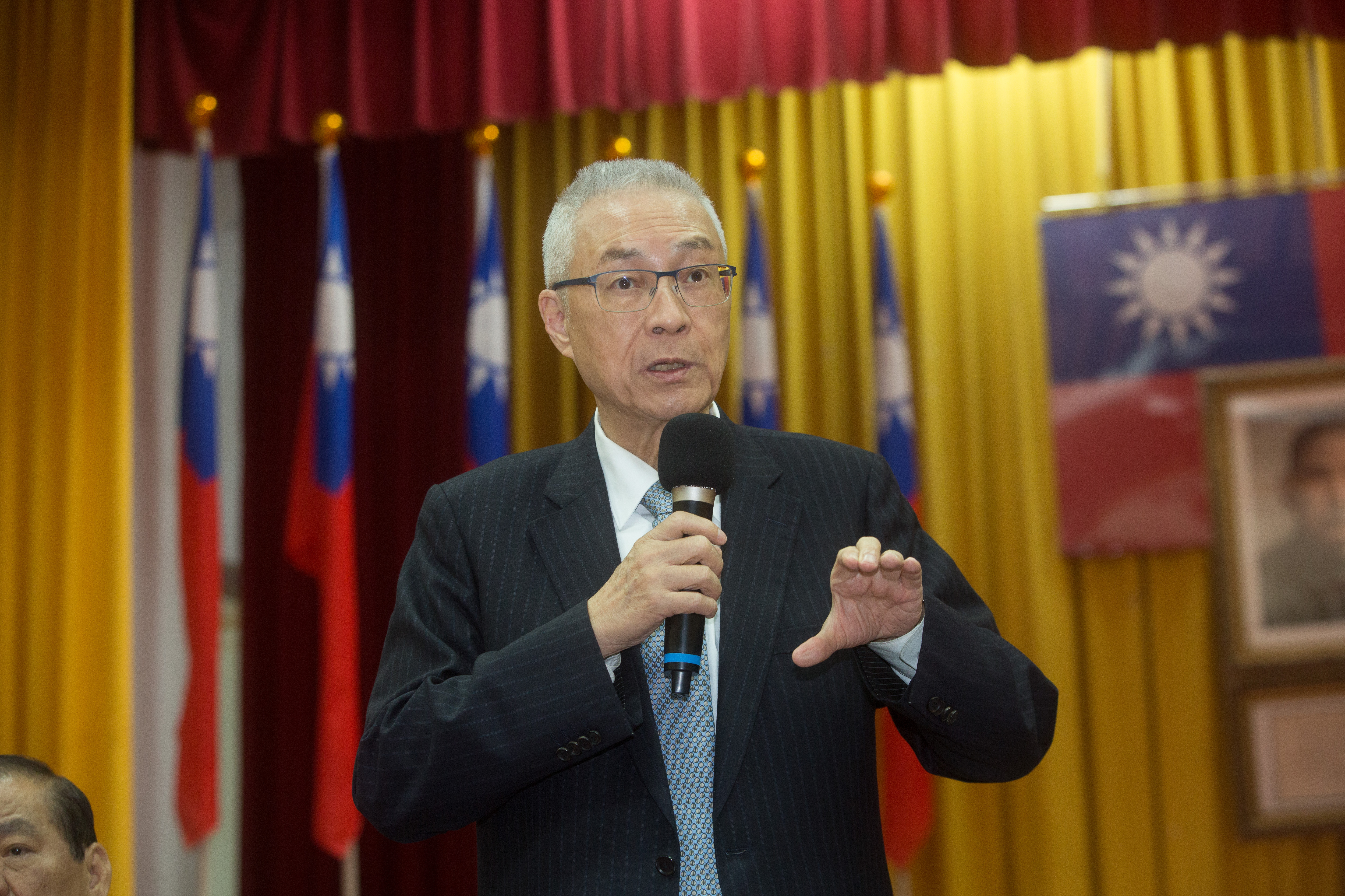 國民黨主席吳敦義昨（17日）批評總統蔡英文是「衰尾查某」，今（18日）非但沒道歉，還在臉書質問「蔡英文難道沒有帶衰台灣嗎？」（資料照）