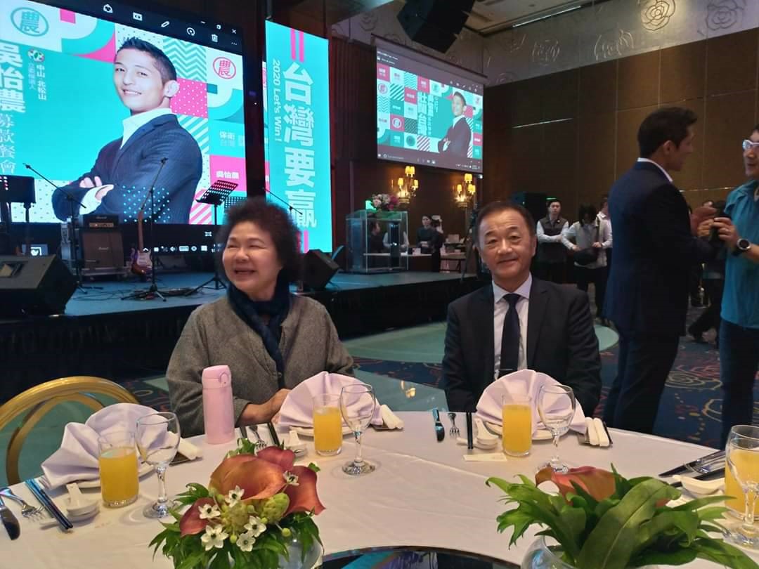 林宜正(右)大讚吳怡農非常有行動力。(台灣制憲基金會提供)