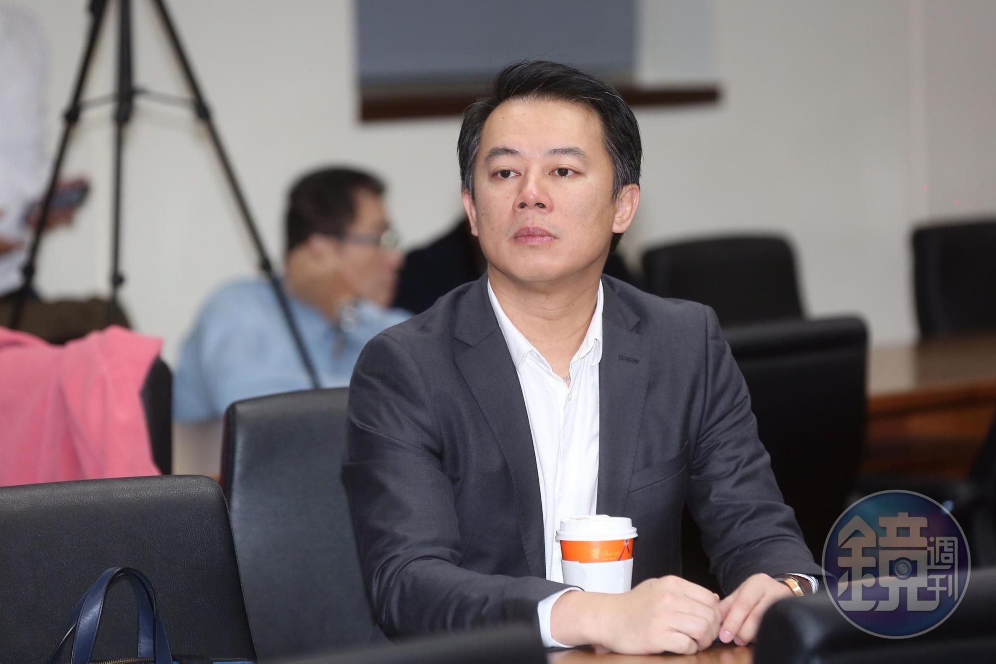 今天公聽會上,翁俊治的兒子、統領總經理翁華利也出席。