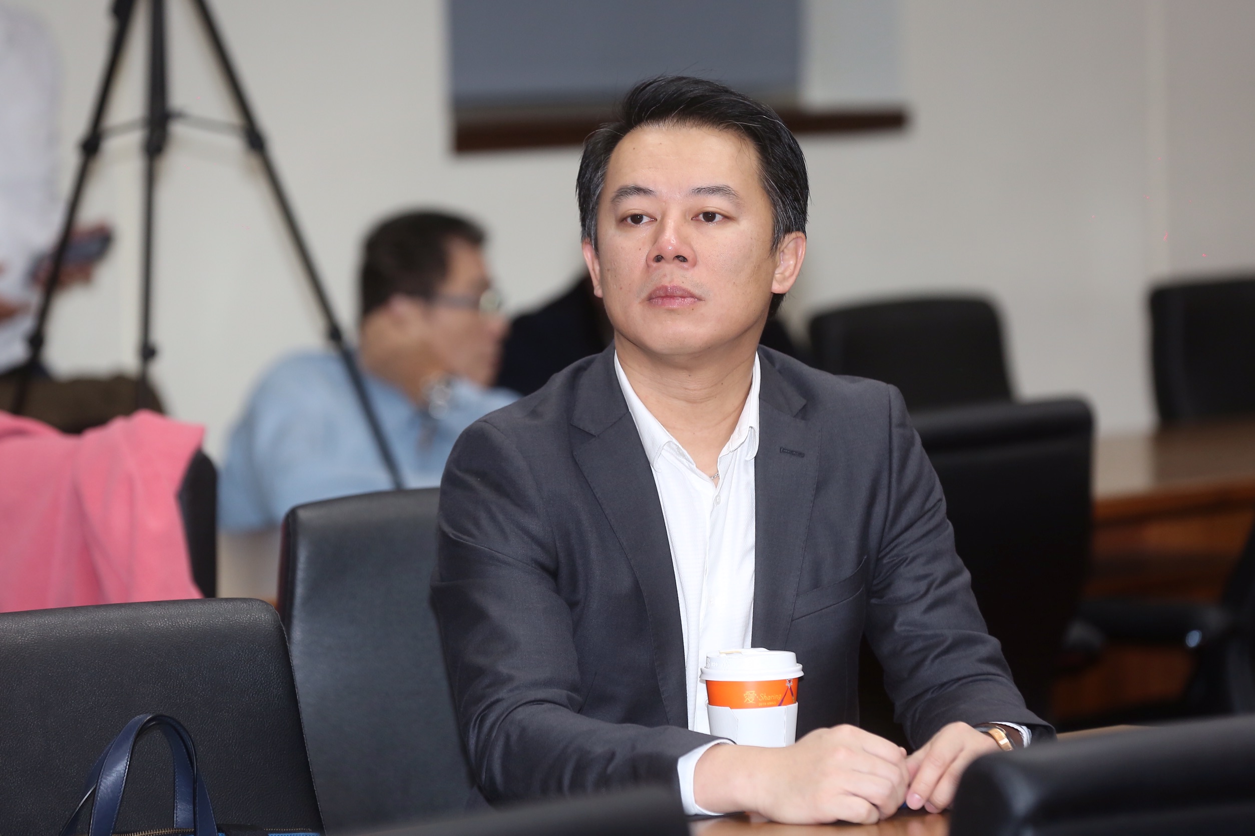 今天公聽會上,翁俊治的兒子、統領總經理翁華利也出席。