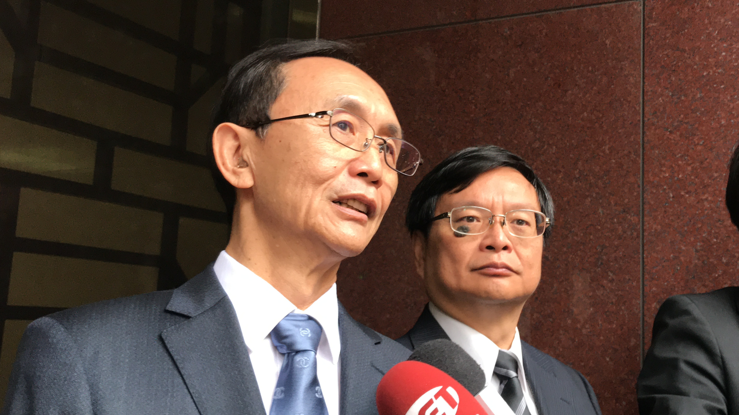 韓國瑜遭吳子嘉（左）爆料有婚外情案開庭，吳子嘉強調所言為真。