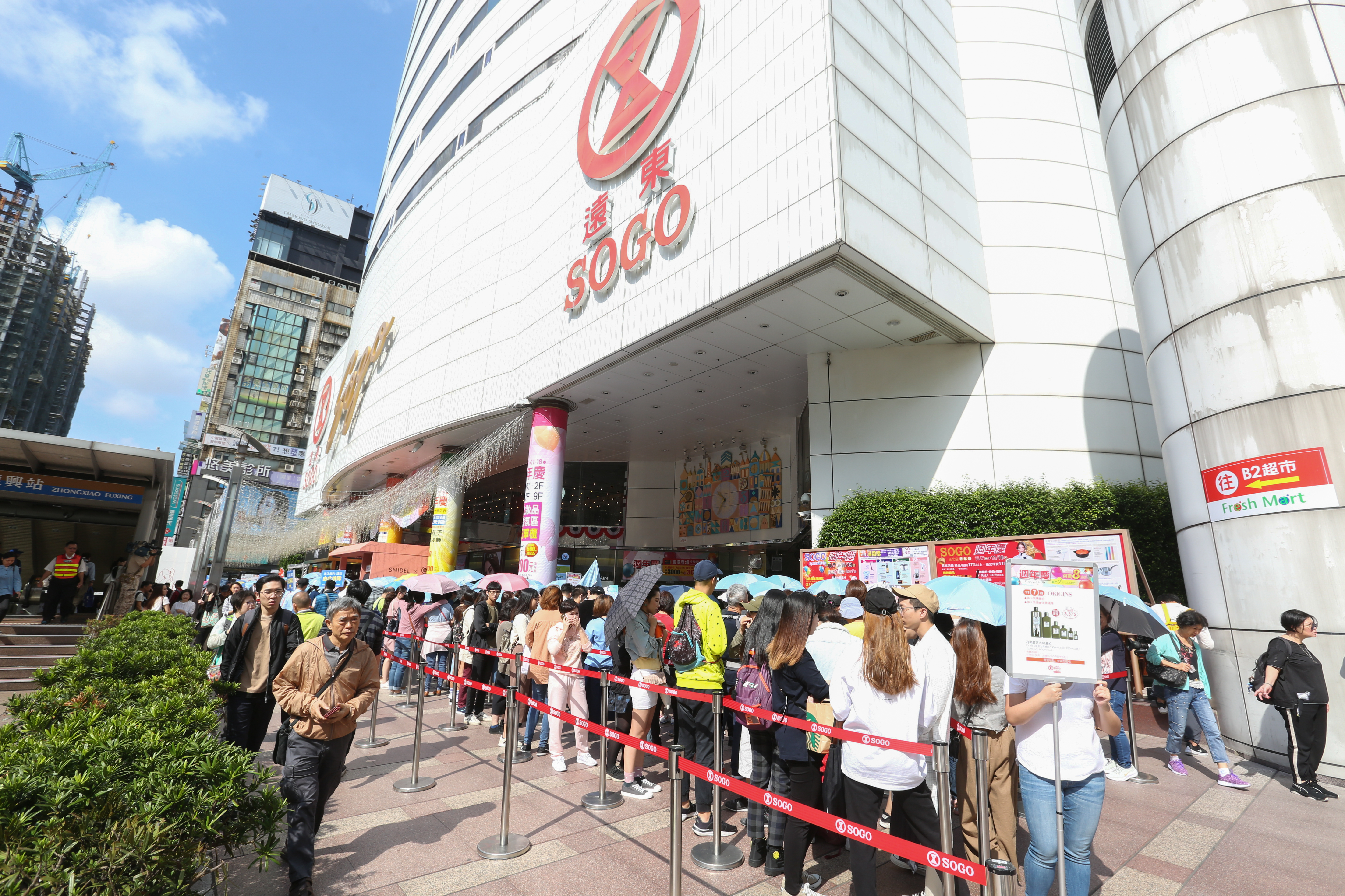 新加坡商人郭明忠為投資SOGO槓上遠東，太流公司今天發出聲明，若繼續誹謗中傷將依法追究。