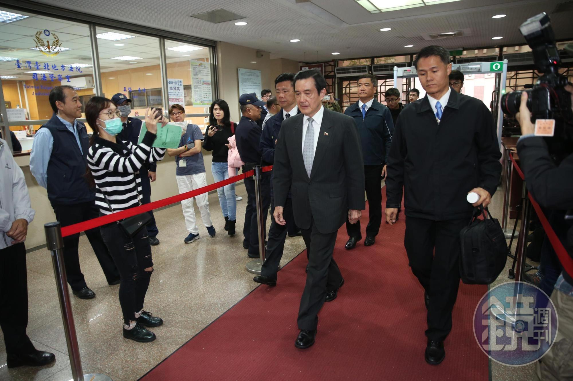 前總統馬英九遭起訴國民黨賤賣三中黨產案開庭,被問對吳敦義「衰尾查某」看法時,他笑而未答。