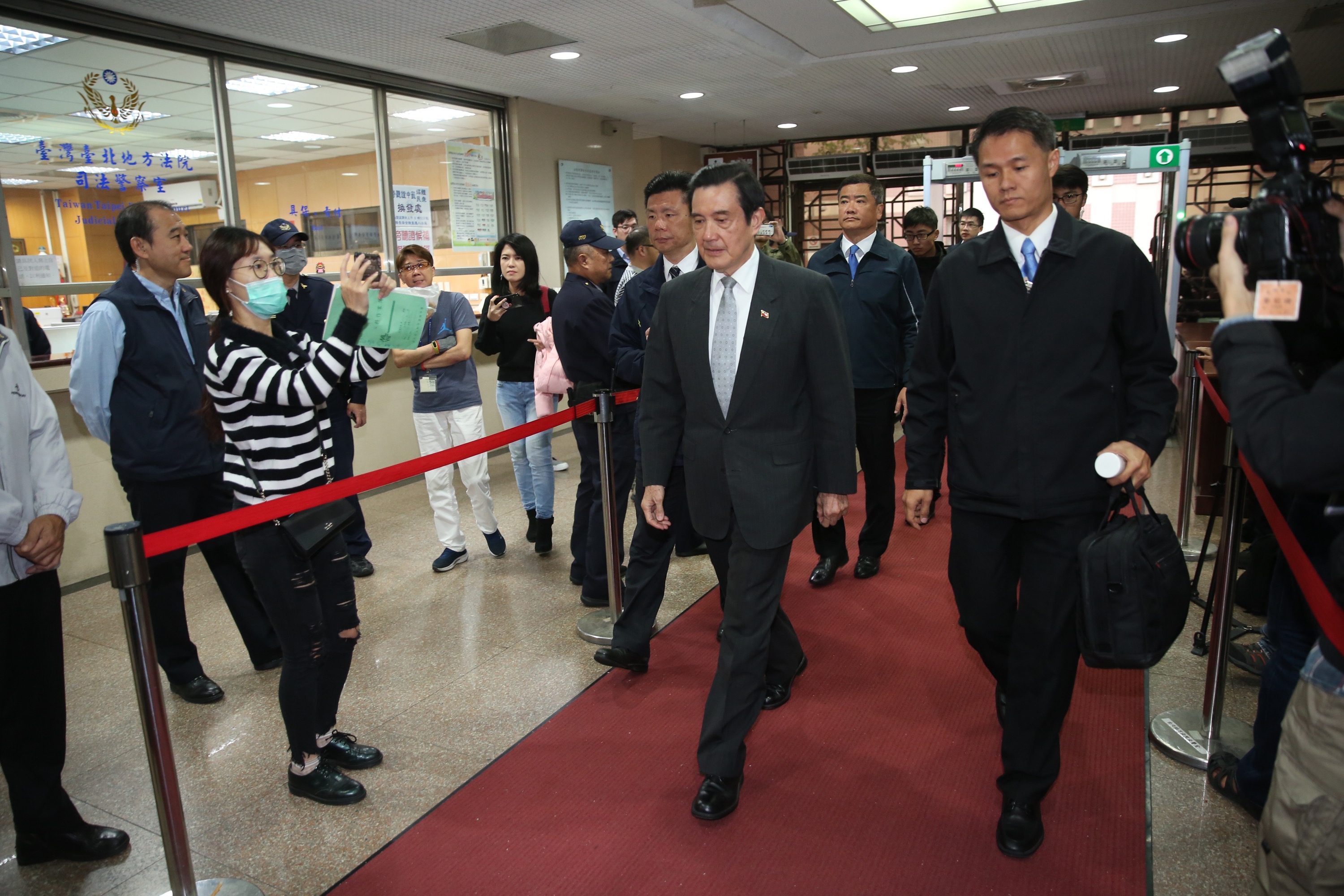 前總統馬英九遭起訴國民黨賤賣三中黨產案開庭，被問對吳敦義「衰尾查某」看法時，他笑而未答。