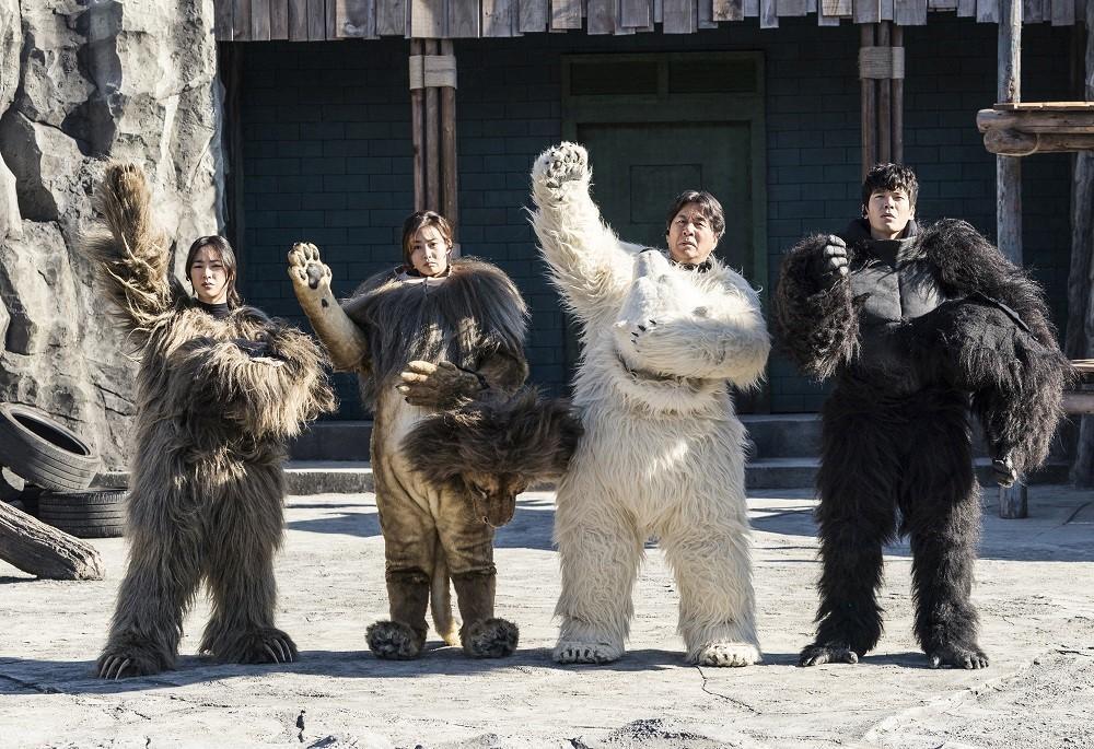 朴英奎（右二）在新片《超”人”氣動物園》飾演動物園園長，為重振動物園連同員工一起穿上動物裝吸引遊客。（車庫娛樂提供）