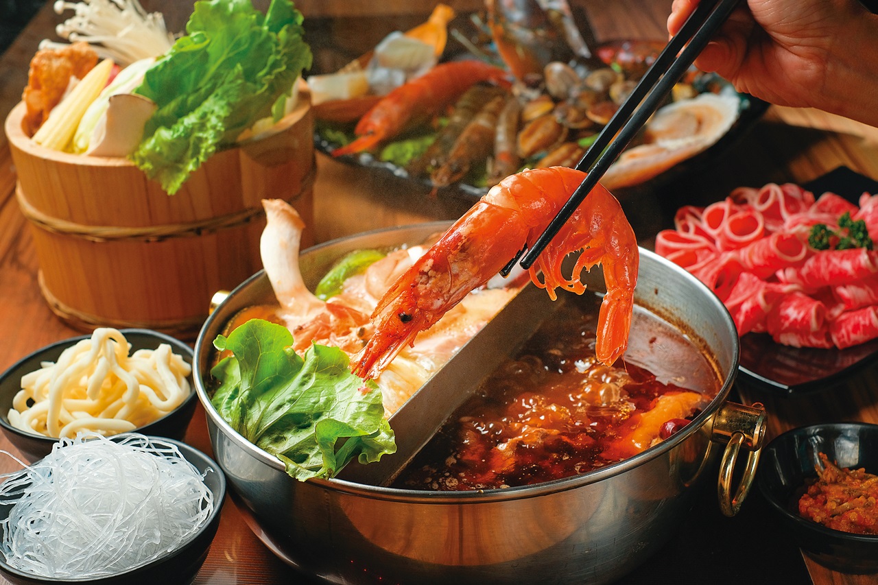 豪華火鍋搬上清境山區，喝上一口湯頭立刻暖了起來。