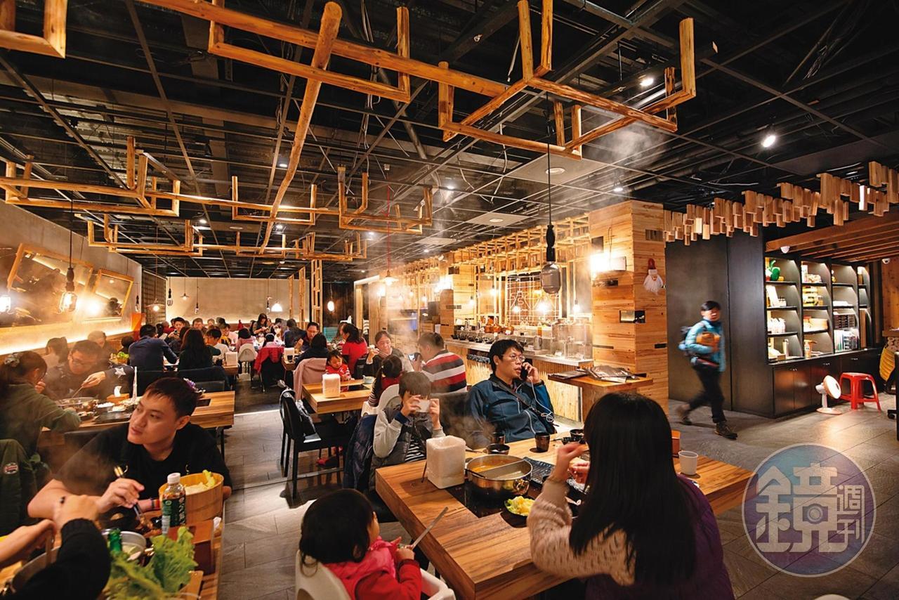 現代化裝潢加上氣溫低冷,火鍋店很受歡迎。