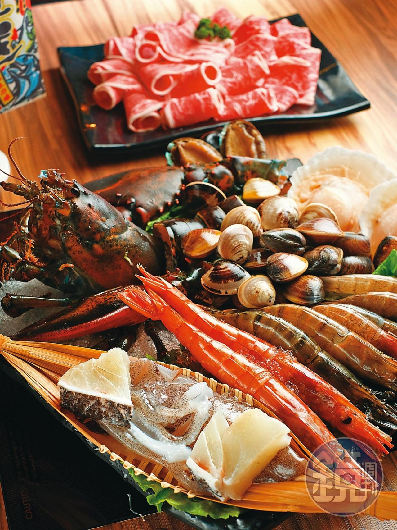 「雙人波士頓龍蝦鍋」有龍蝦、天使紅蝦、大草蝦、龍膽石斑、扇貝等高檔海鮮,再搭配一盤12盎司的肉盤,精緻又滿足。(2,380元/套)