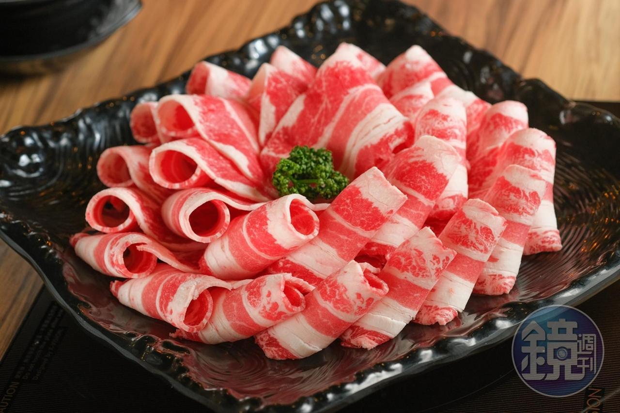 18盎司的「自然牛雪花牛肉鍋」分量超大。(690元/份)