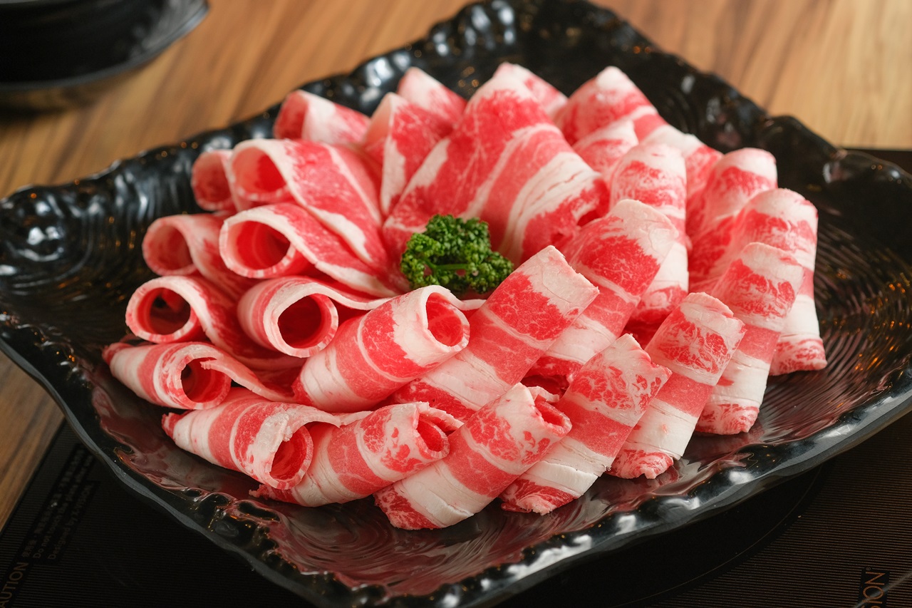 18盎司的「自然牛雪花牛肉鍋」分量超大。(690元/份)