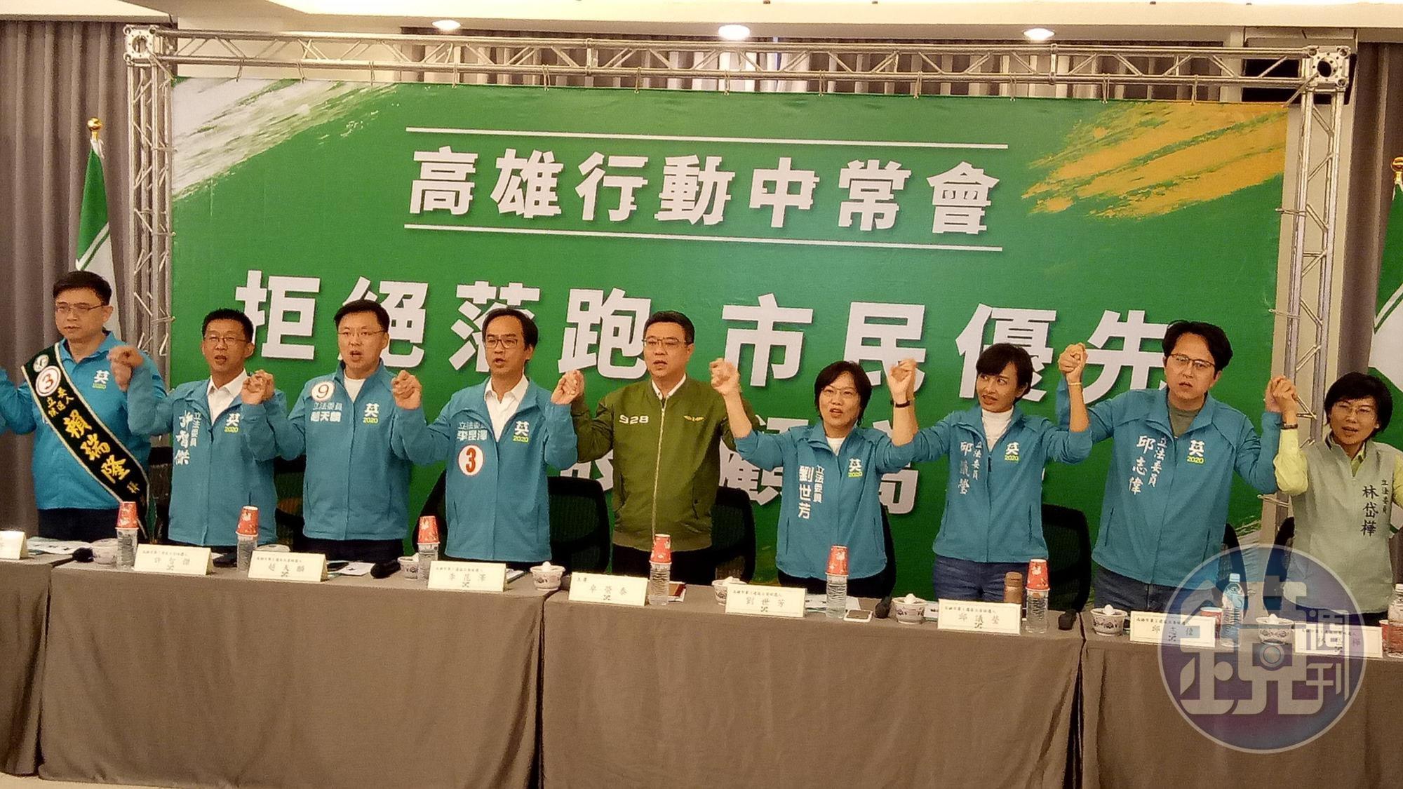 民進黨行動中常會今移師高雄，民進黨主席卓榮泰（中）與8位立委候選人一同攜手喊口號。