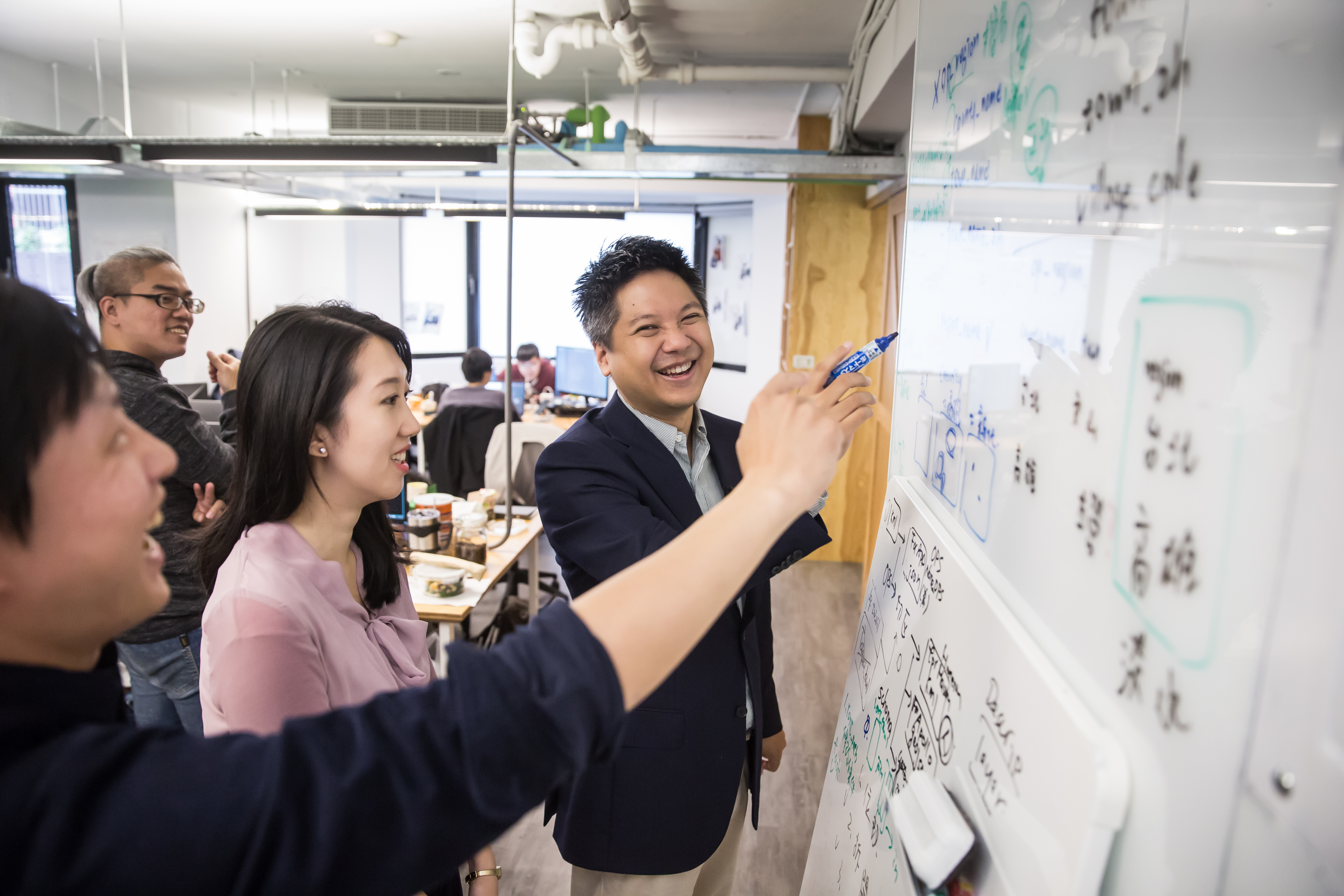 2015年,吳昕霈(左)與3為高中同窗好友創立WeMo Scooter,以先行者之姿,進入共享機車市場。