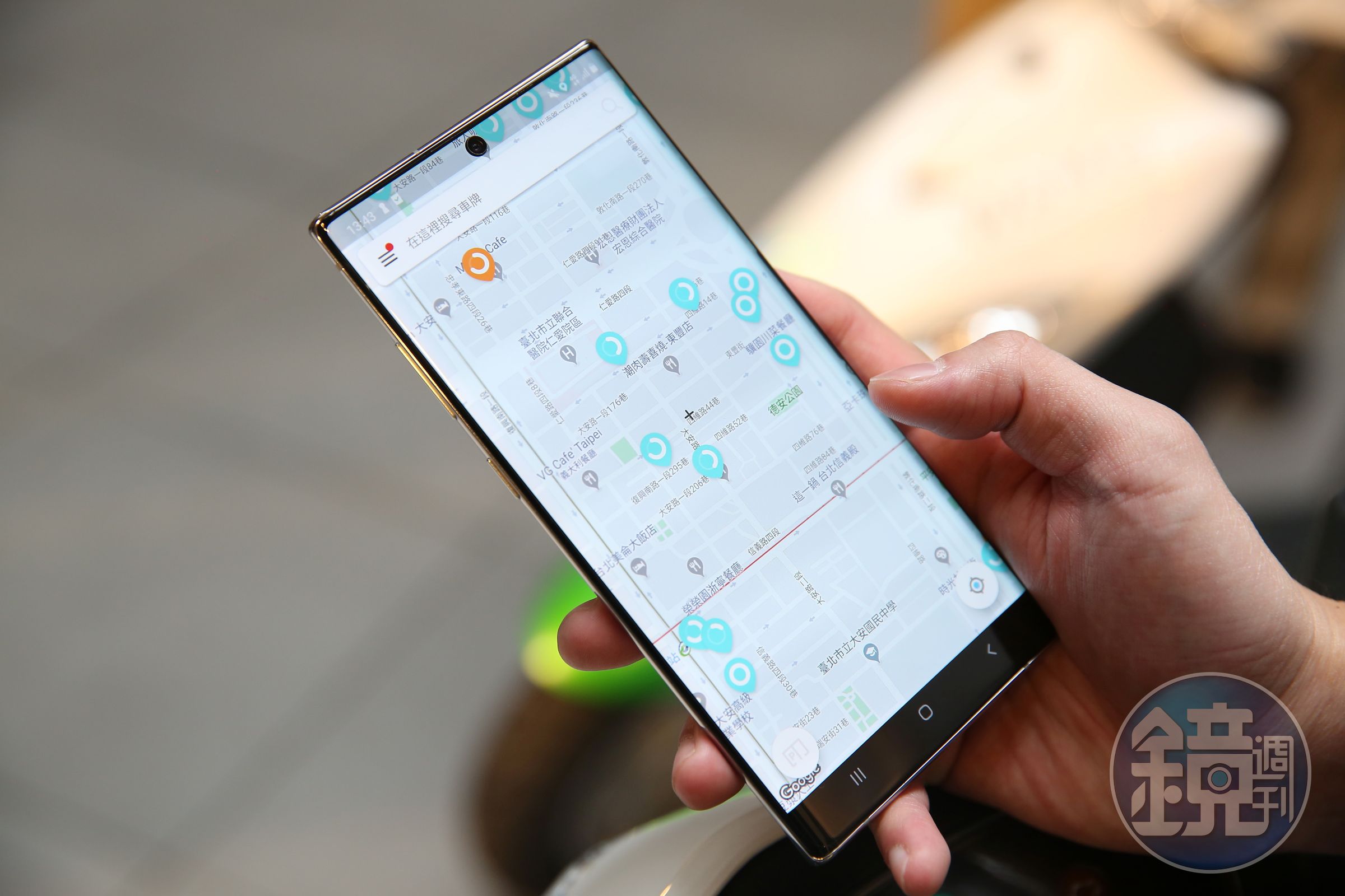 WeMo共享機車使用手機APP操作即時租還，車內並附有安全帽、不設租借站。
