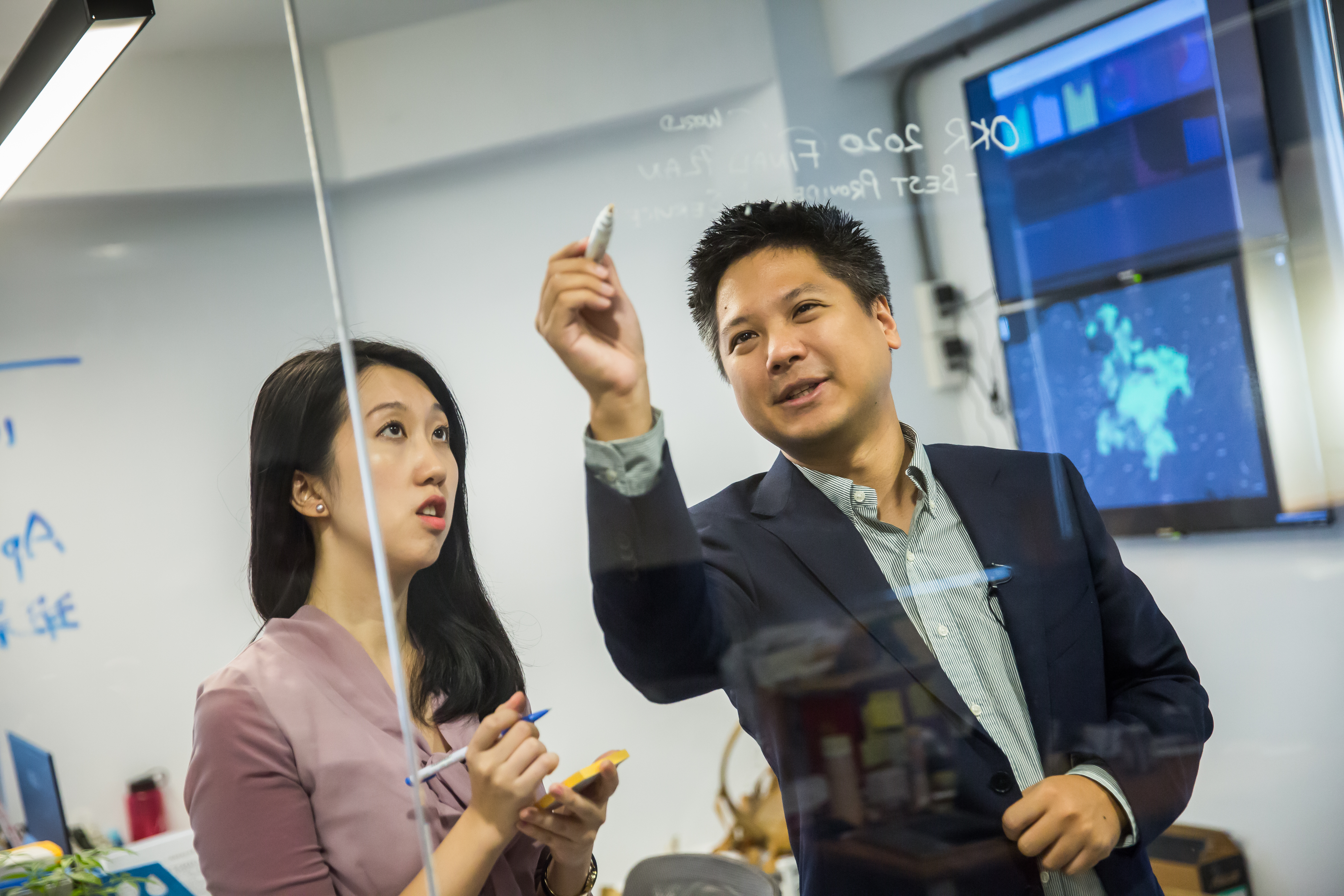 2015年，吳昕霈（右）決定離開麥肯錫創業，「應該所有人都反對，只是不敢跟我講，因為我已經決定了。」