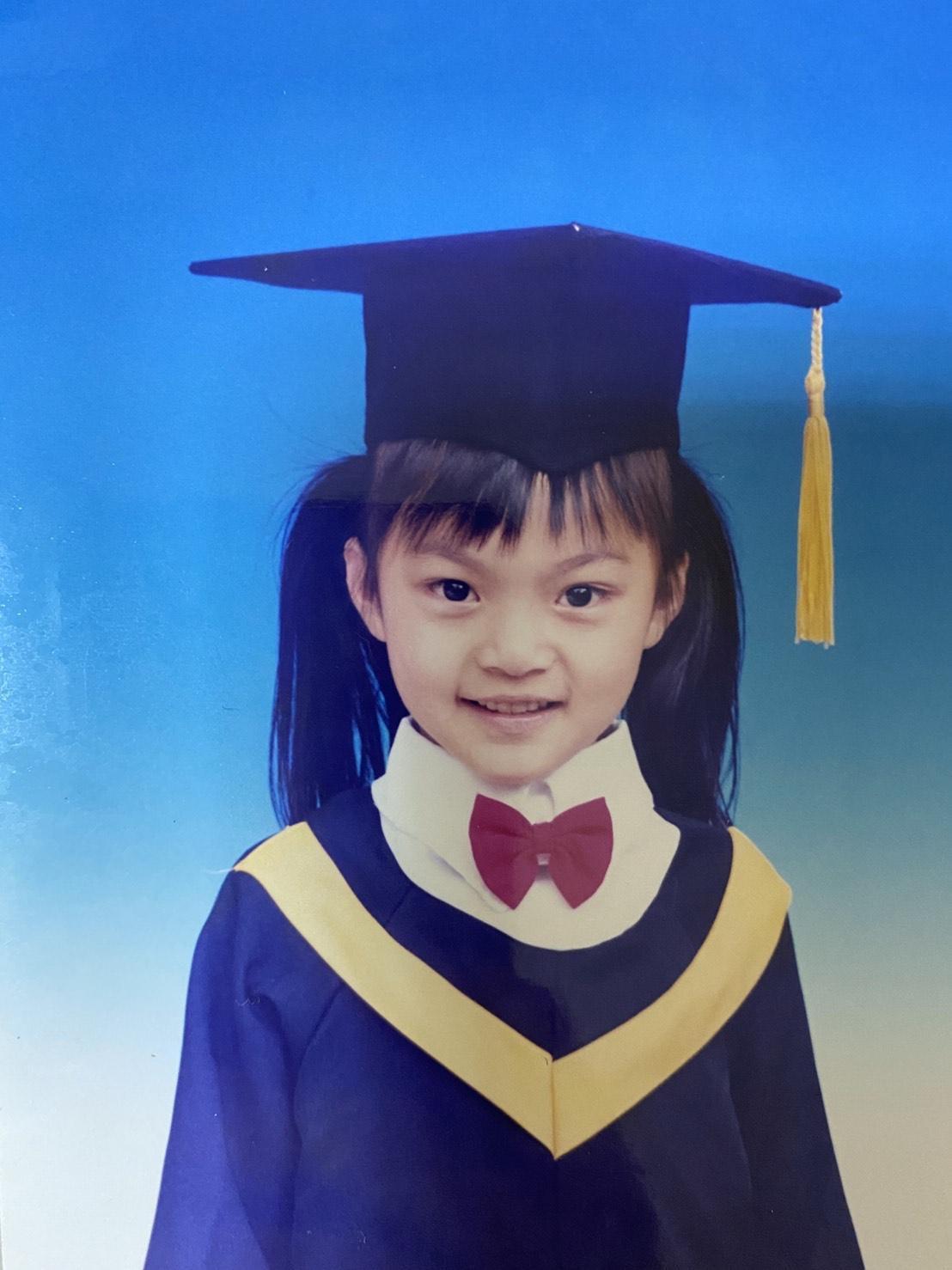 Liya莉婭小時候就是大眼、小臉,長大後五官更為精緻。(Liya莉婭提供)