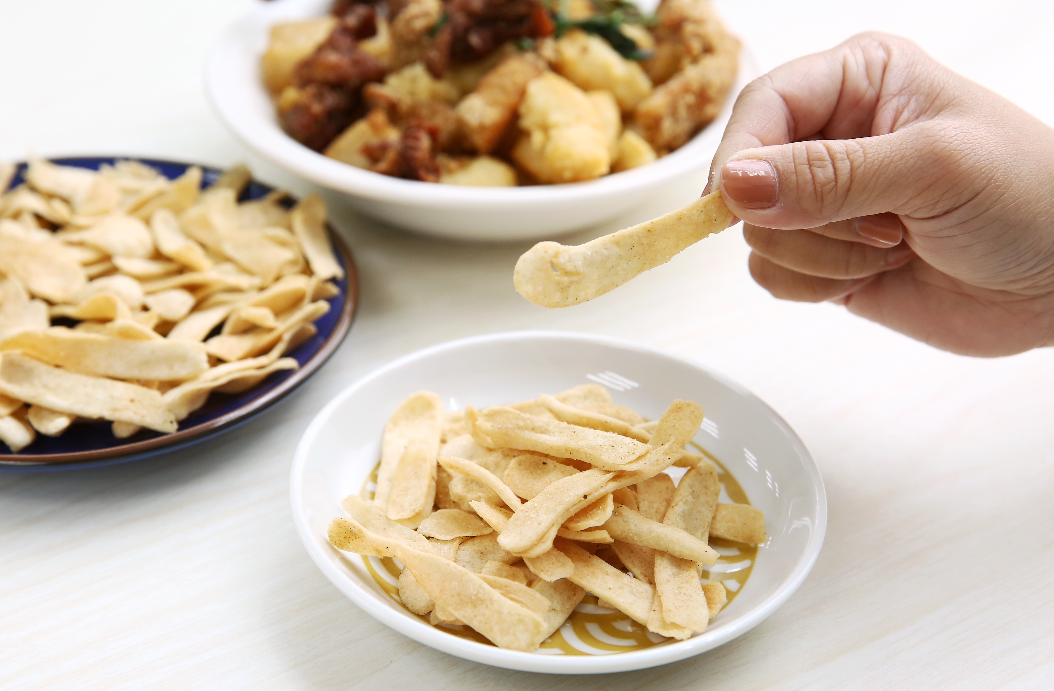 將甜不辣削成薄片的「京片子」是皇家鹹酥雞的招牌，也是吳昕霈的必點菜色。