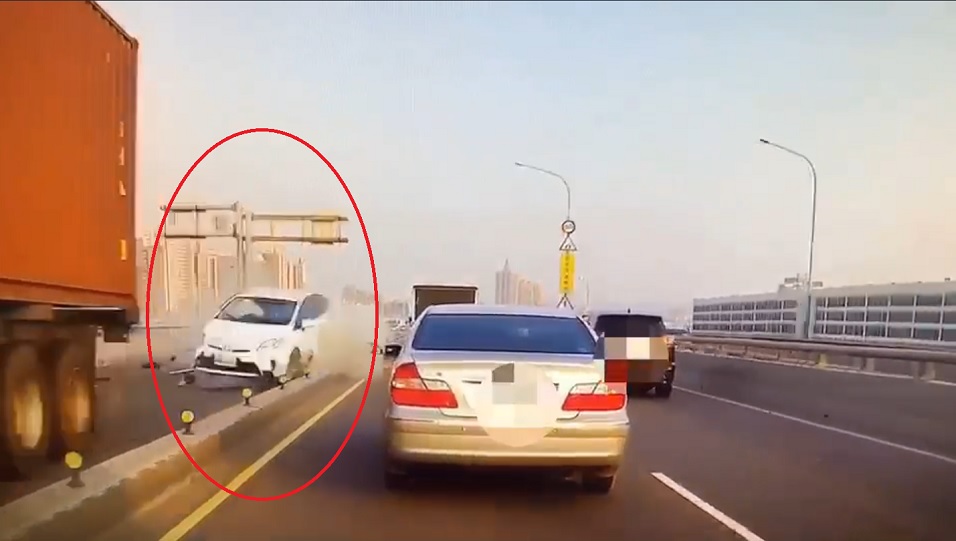 唐姓男子邊駕車邊吸笑氣釀自撞車禍,還波及對向車輛。(翻攝畫面)