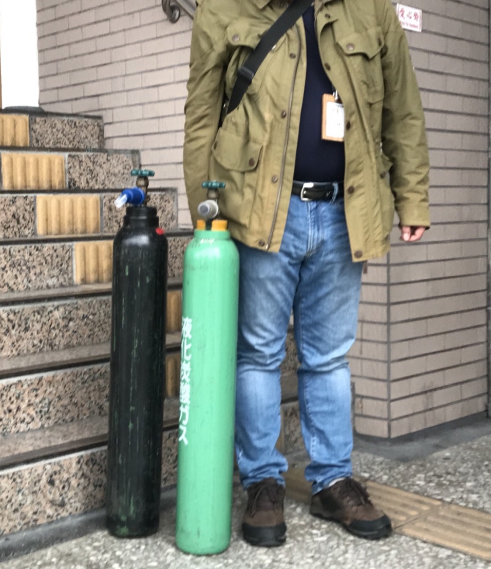 警方在唐嫌車上查扣2支約半人高的笑氣鋼瓶。（翻攝畫面）