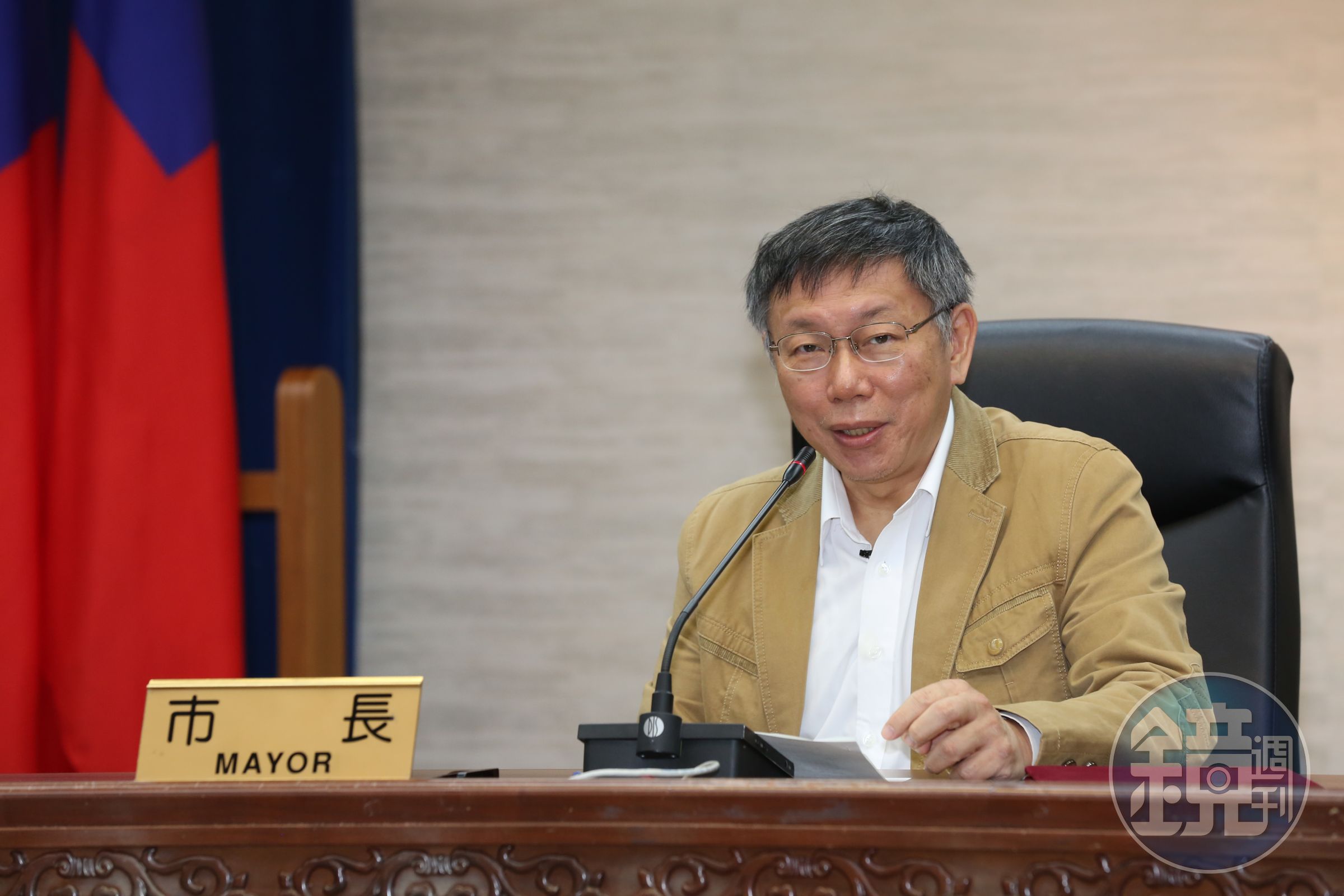 台北市長柯文哲日前受訪時爆料「網紅收蔡英文100萬元」，遭前市府發言人林鶴明發文反擊，柯文哲則表示「我要選擇性失憶了」。