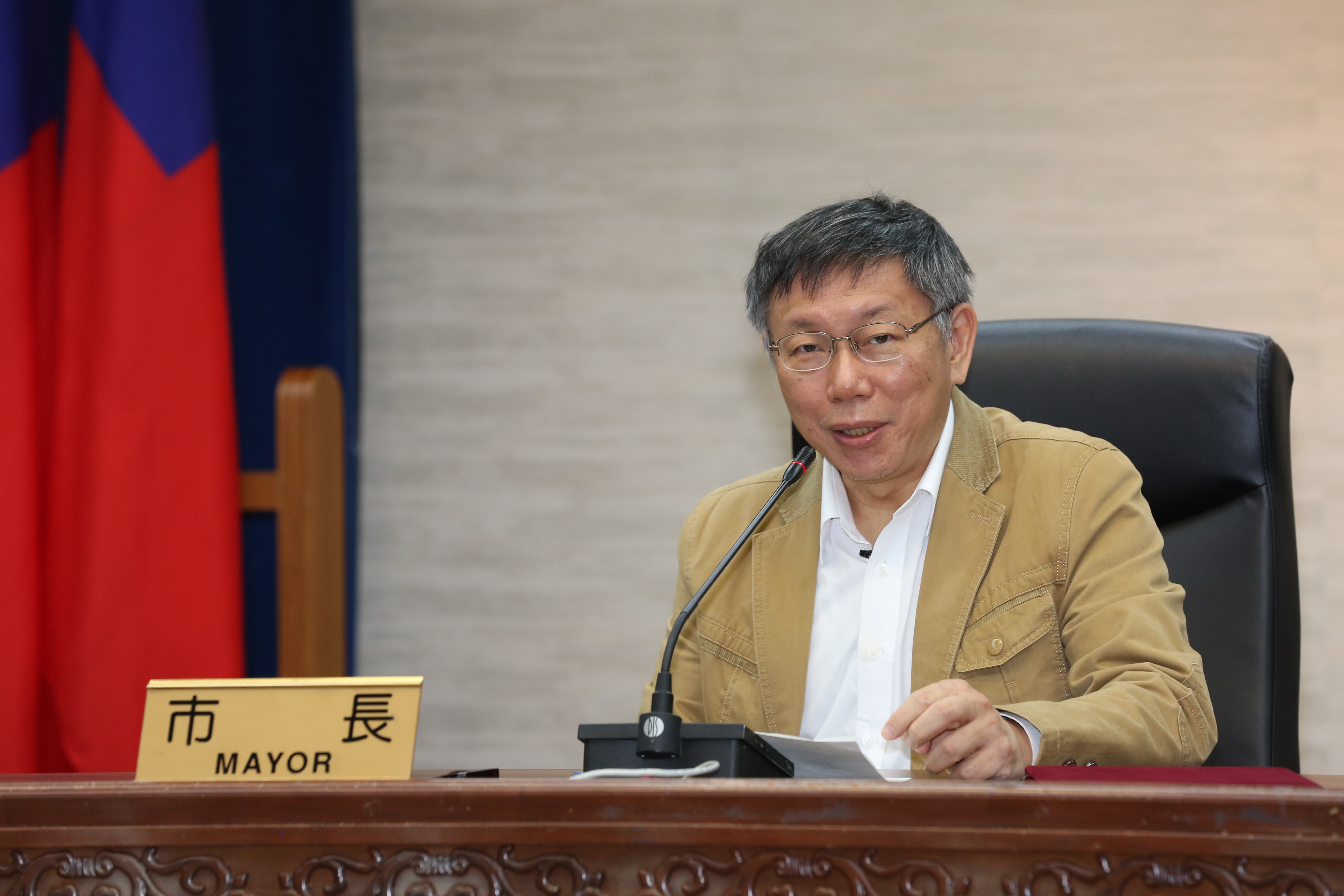 台北市長柯文哲日前受訪時爆料「網紅收蔡英文100萬元」，遭前市府發言人林鶴明發文反擊，柯文哲則表示「我要選擇性失憶了」。